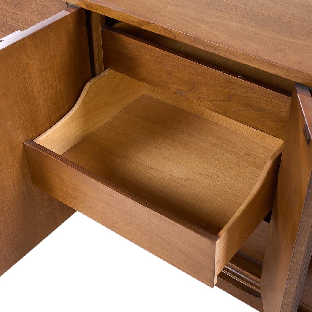 Broyhill Brasilia Mid Century Walnut 9-Drawer Lowboy Dresser For Sale 2
