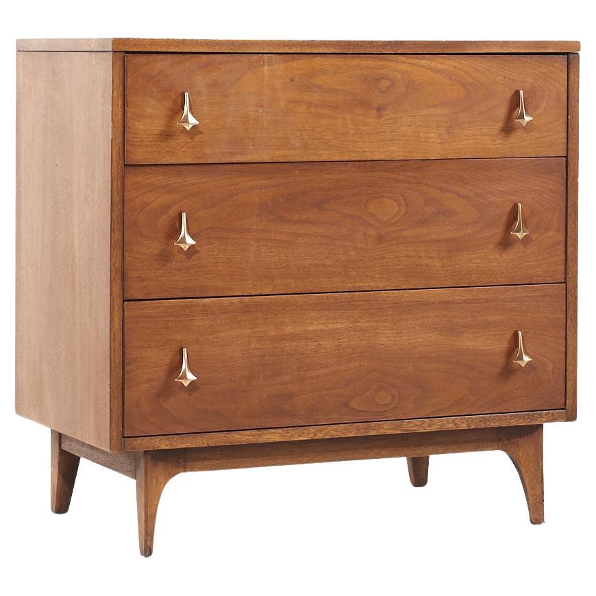 Commode basse Broyhill Brasilia du milieu du siècle dernier en noyer et laiton à 3 tiroirs en vente