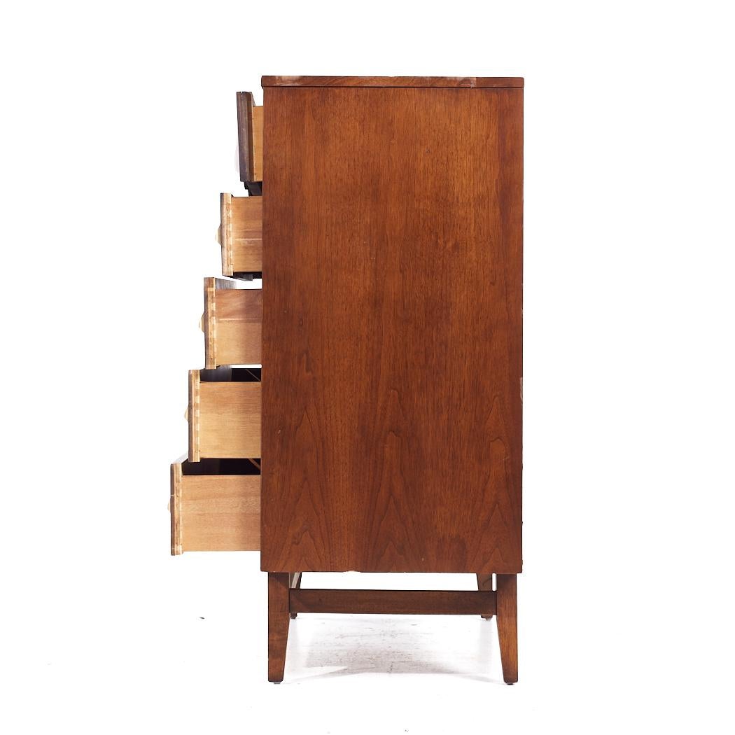 Broyhill Brasilia Mid Century Walnut and Brass 5 Drawer Highboy Dresser In Good Condition For Sale In Countryside, IL