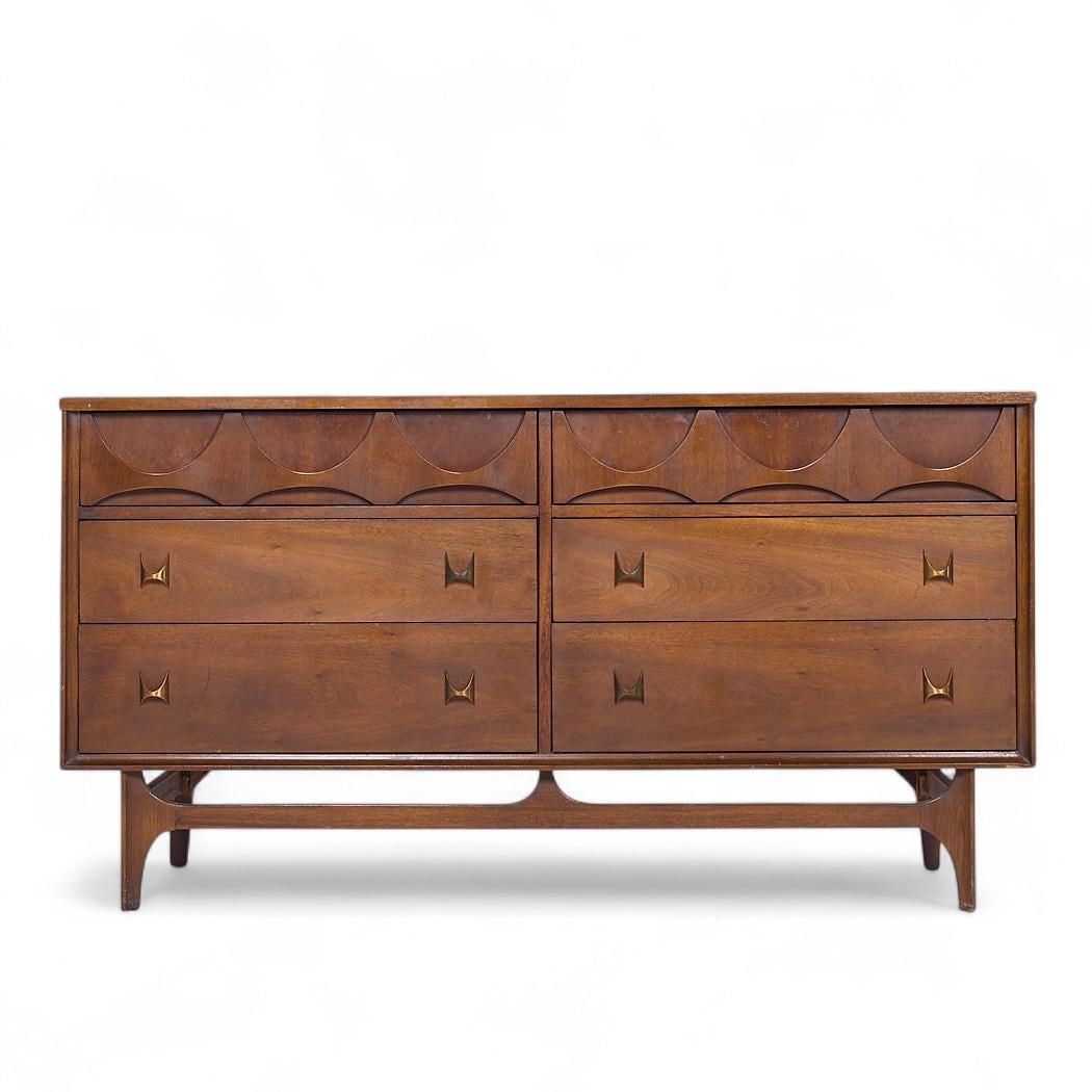 Broyhill Brasilia Mid Century Nussbaum und Messing 6-Schublade Kommode

Dieser Lowboy misst: 58 breit x 19 tief x 30,75 Zoll hoch

Alle Möbelstücke sind in einem so genannten restaurierten Vintage-Zustand zu haben. Das bedeutet, dass das Stück beim