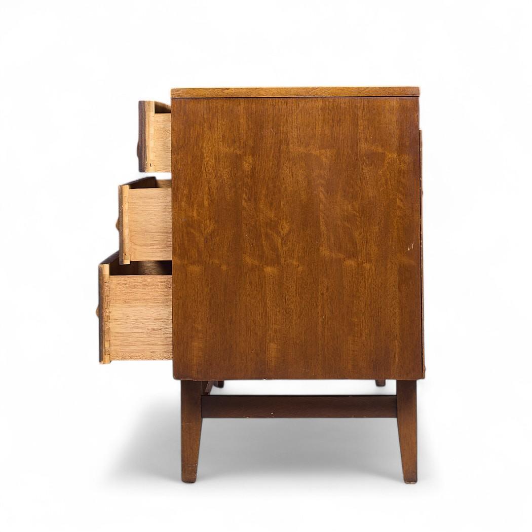 Broyhill Brasilia Mid Century Nussbaum und Messing 6-Schublade Kommode (amerikanisch) im Angebot