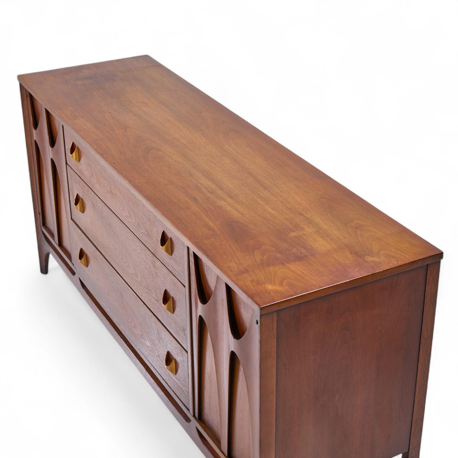 Broyhill Brasilia Mid Century Nussbaum und Messing 66-Zoll-Credenza im Angebot 4