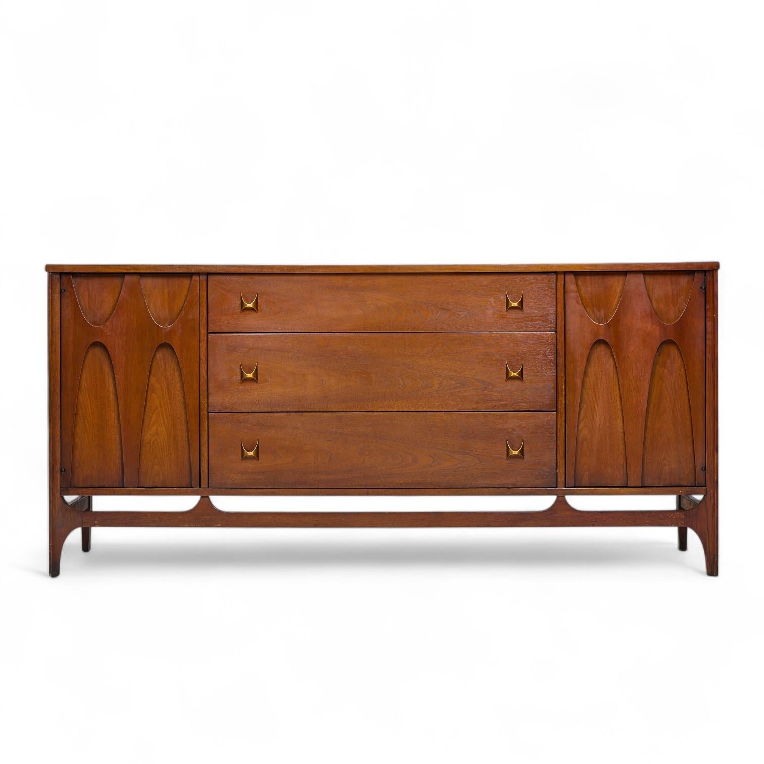 Broyhill Brasilia Mid Century Nussbaum und Messing 66-Zoll-Credenza

Diese Anrichte misst: 66 breit x 19 tief x 31 Zoll hoch

Alle Möbelstücke sind in einem so genannten restaurierten Vintage-Zustand zu haben. Das bedeutet, dass das Stück beim Kauf