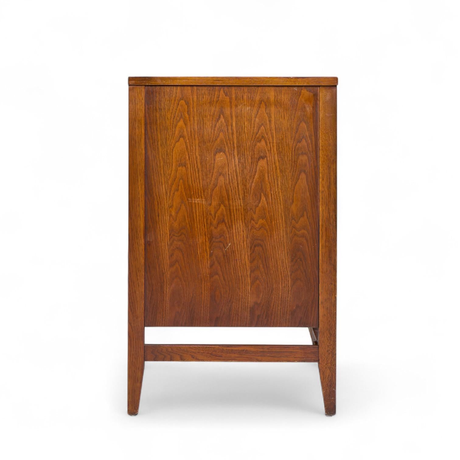 Broyhill Brasilia Mid Century Nussbaum und Messing 66-Zoll-Credenza im Zustand „Gut“ im Angebot in Franklin Park, IL