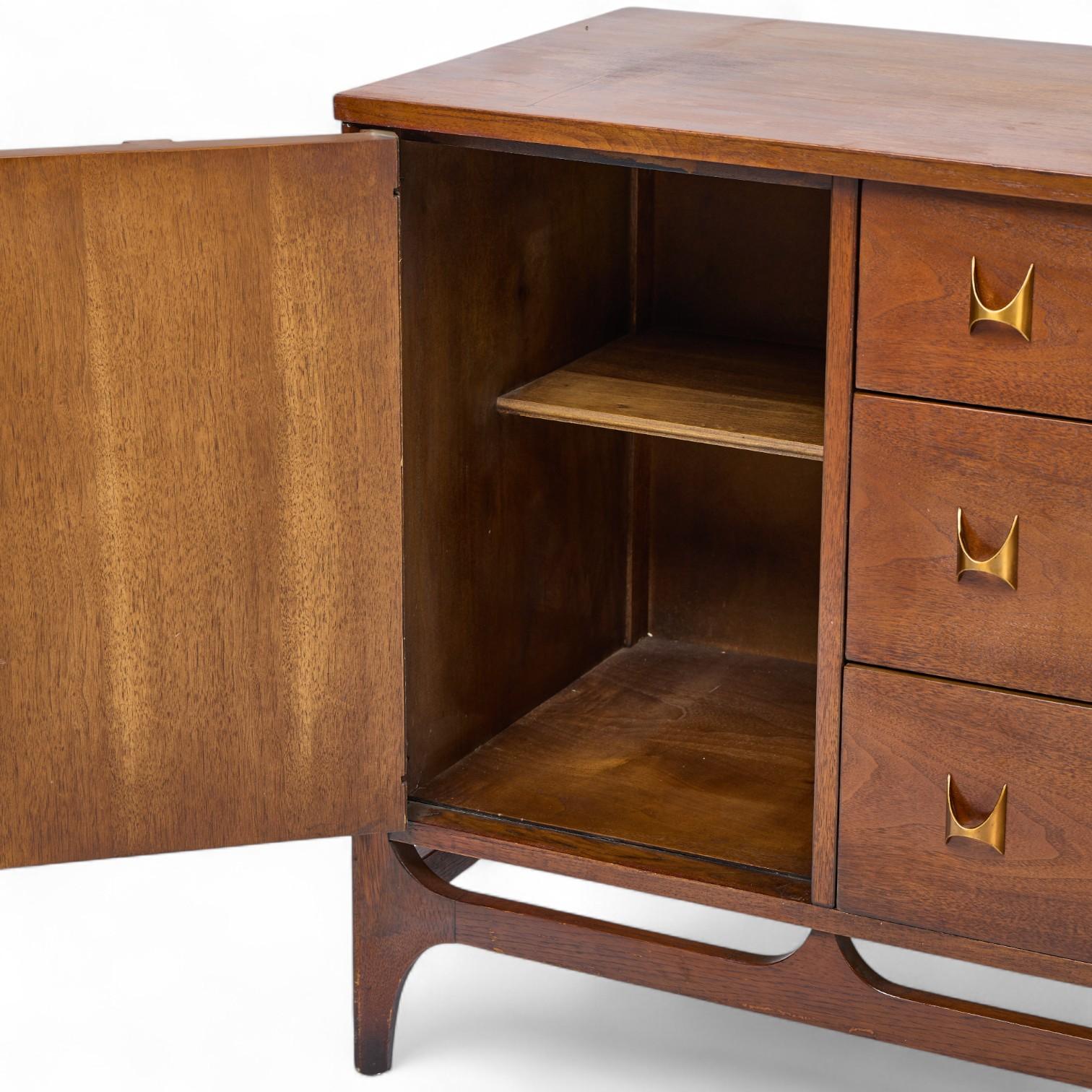 Broyhill Brasilia Mid Century Nussbaum und Messing 66-Zoll-Credenza im Angebot 1