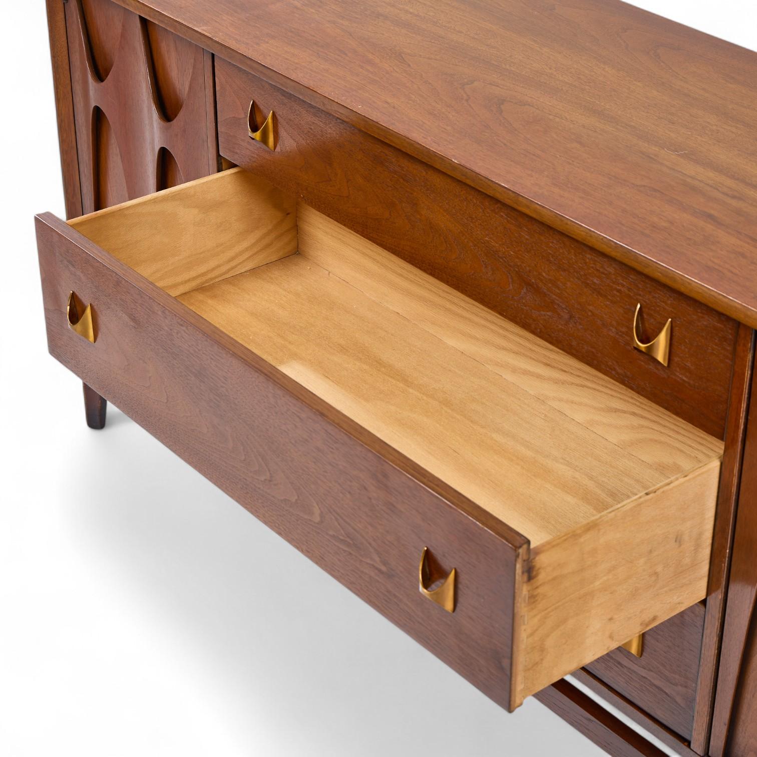 Broyhill Brasilia Mid Century Nussbaum und Messing 66-Zoll-Credenza im Angebot 3