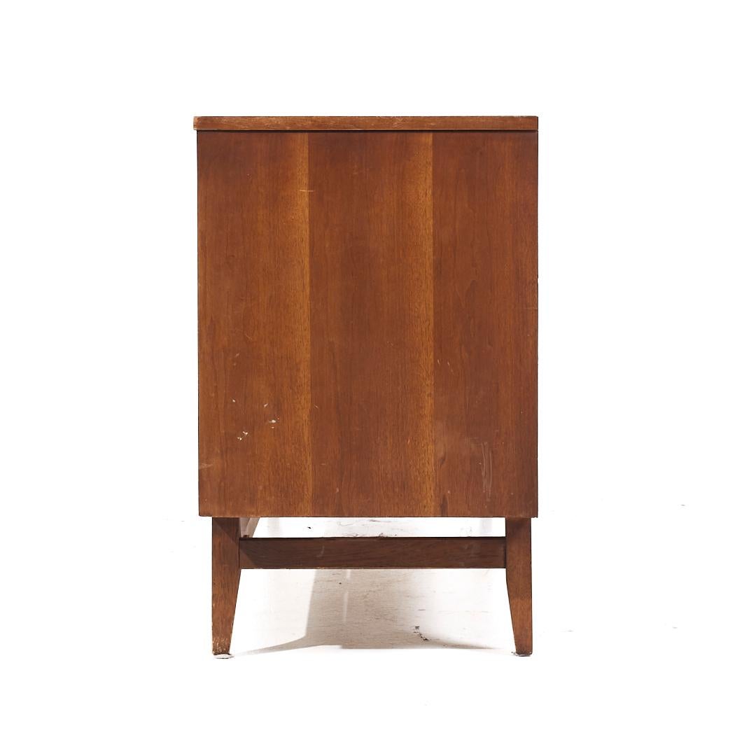 Commode basse Broyhill Brasilia du milieu du siècle dernier en noyer et laiton à 9 tiroirs Bon état - En vente à Countryside, IL