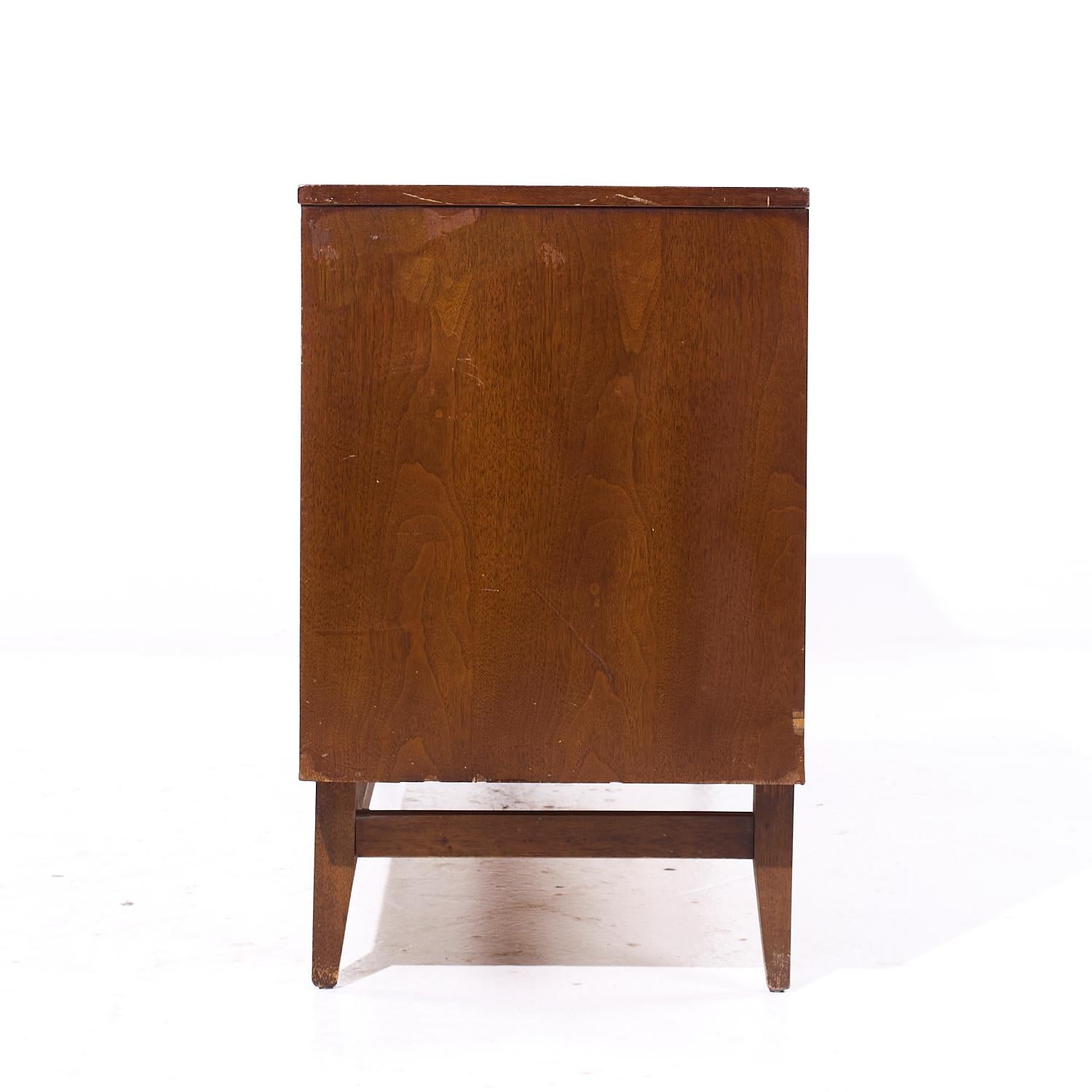Broyhill Brasilia Mid Century Walnut and Brass 9-Drawer Lowboy Dresser In Good Condition For Sale In Countryside, IL