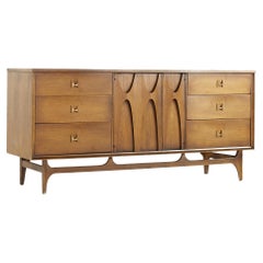 Broyhill Brasilia Midcentury Commode basse à 9 tiroirs en noyer et laiton