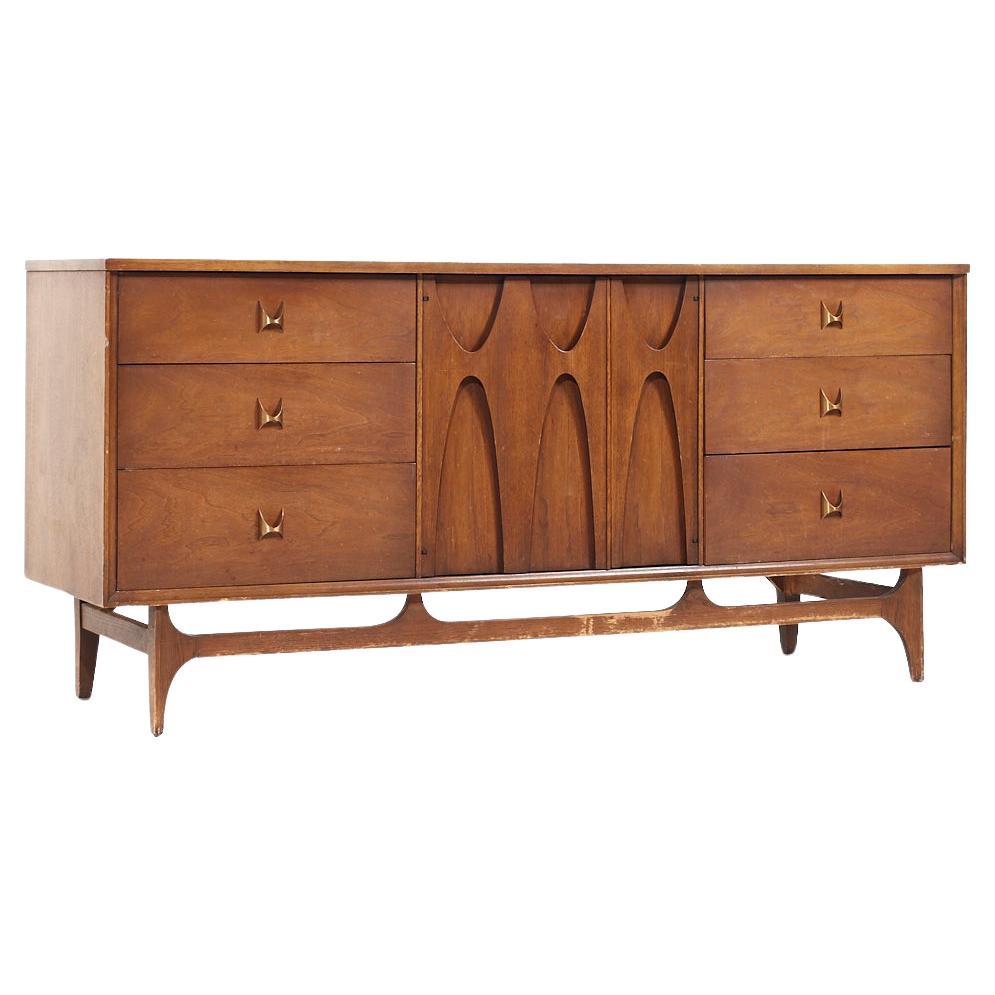 Commode basse Broyhill Brasilia du milieu du siècle dernier en noyer et laiton à 9 tiroirs en vente