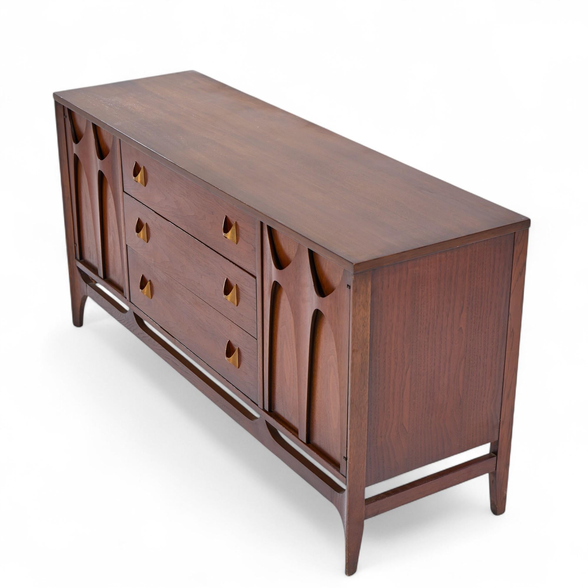 Broyhill Brasilia Mid Century Nussbaum und Messing Credenza und Hutch im Angebot 4