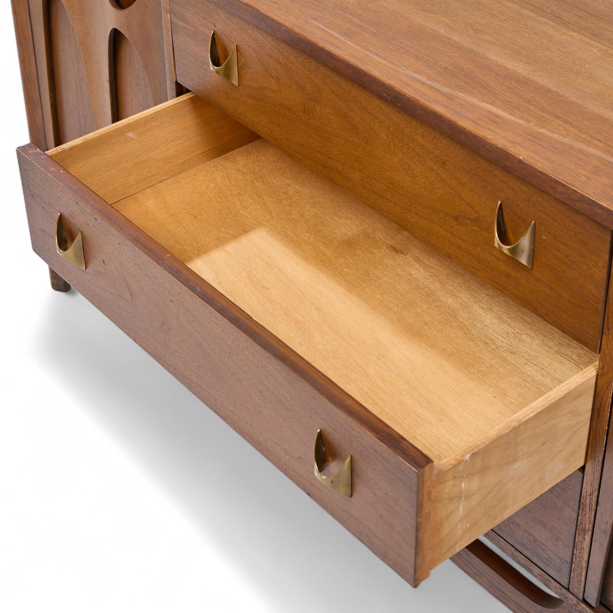 Broyhill Brasilia Mid Century Nussbaum und Messing Credenza und Hutch im Angebot 4