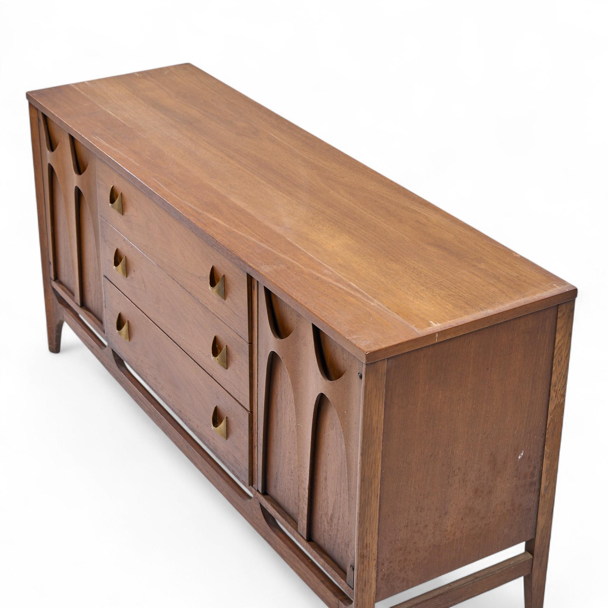 Broyhill Brasilia Mid Century Nussbaum und Messing Credenza und Hutch im Angebot 5