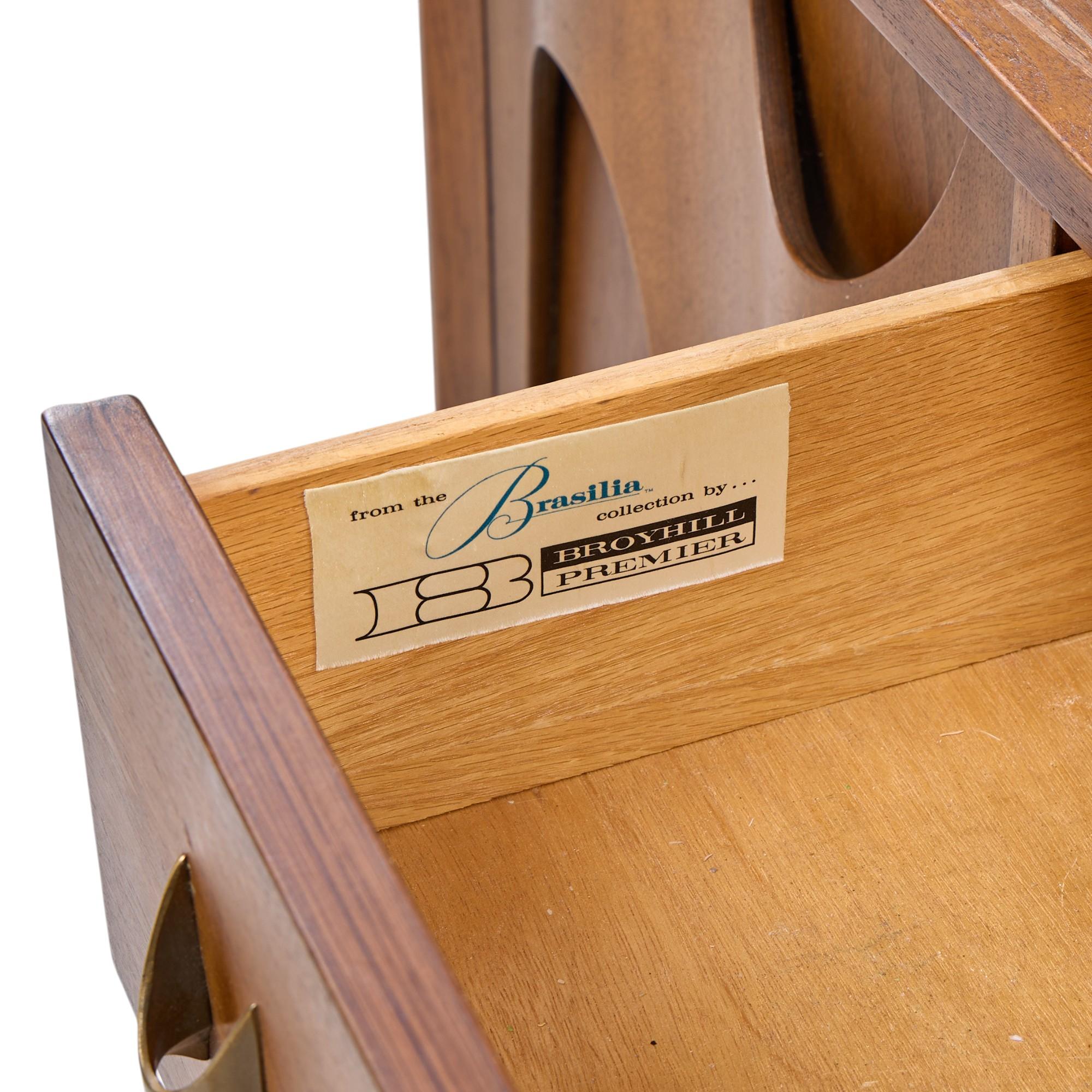 Broyhill Brasilia Mid Century Nussbaum und Messing Credenza und Hutch im Angebot 6