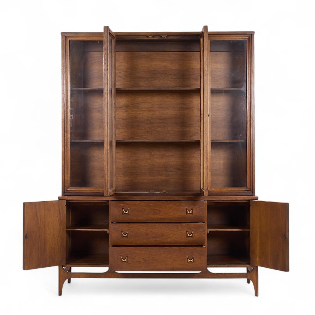 Broyhill Crédence et huche Brasilia du milieu du siècle en noyer et laiton

La crédence mesure : 58 de large x 17 de profond x 28 de haut
L'huche mesure : 55,5 de large x 13 de profond x 47 de haut
La hauteur combinée de la crédence et de la huche