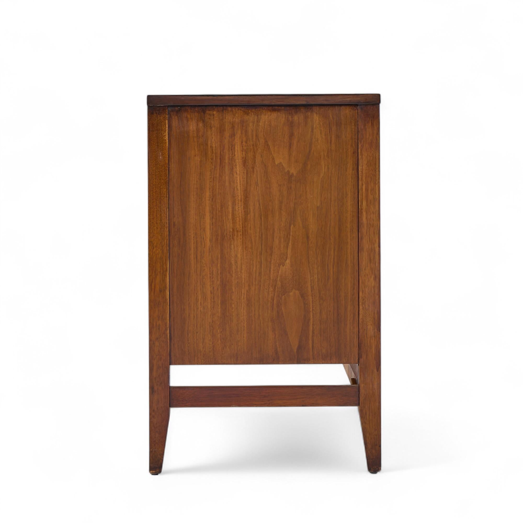 Broyhill Brasilia Mid Century Nussbaum und Messing Credenza und Hutch

Die Anrichte misst: 56 breit x 17 tief x 28 Zoll hoch
Die Hütte misst: 55,75 breit x 13 tief x 47 Zoll hoch
Die kombinierte Höhe der Anrichte und des Schranks beträgt 74