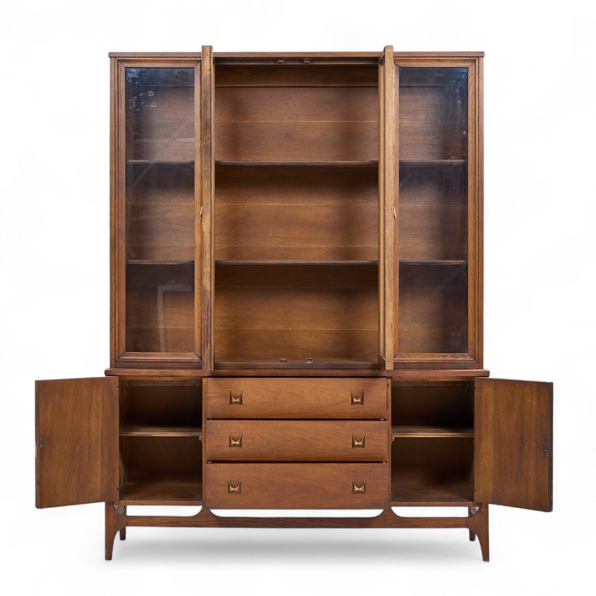 Broyhill Brasilia Mid Century Nussbaum und Messing Credenza und Hutch

Die Anrichte misst: 56 breit x 17 tief x 27,75 Zoll hoch
Die Hütte misst: 55,75 breit x 13 tief x 47 Zoll hoch
Die kombinierte Höhe der Anrichte und des Schranks beträgt 74.75