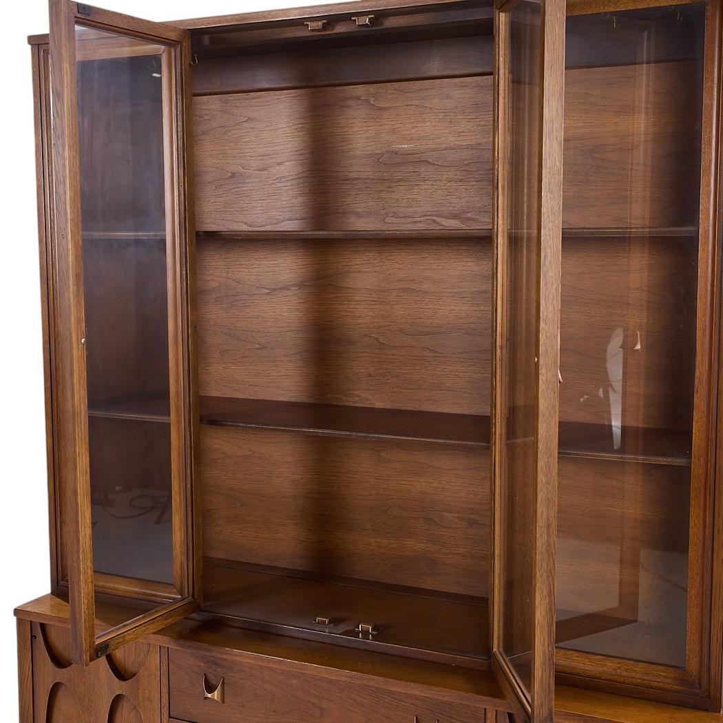 Mid-Century Modern Broyhill Crédence et huche Brasilia du milieu du siècle en noyer et laiton en vente