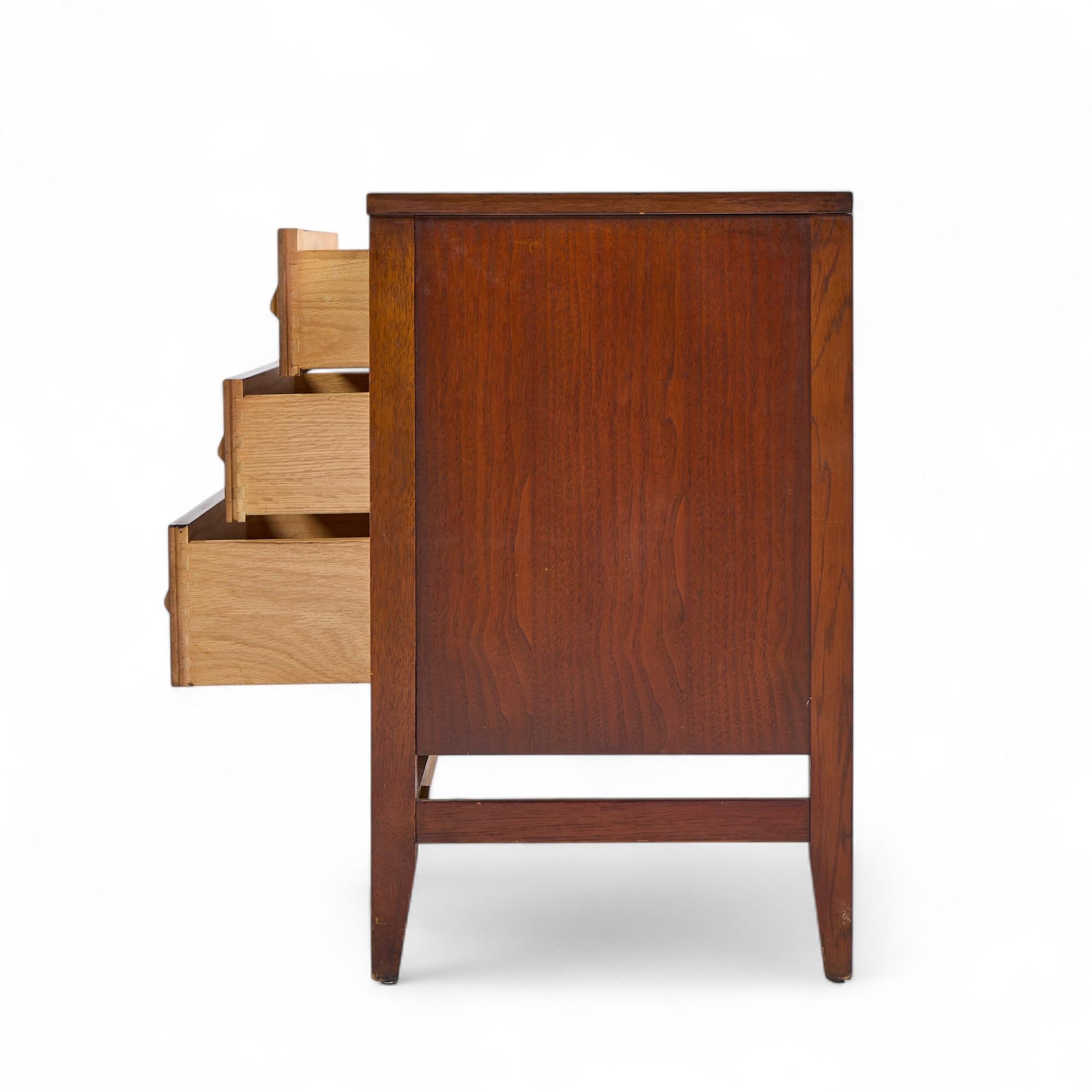 Broyhill Brasilia Mid Century Nussbaum und Messing Credenza und Hutch (Moderne der Mitte des Jahrhunderts) im Angebot