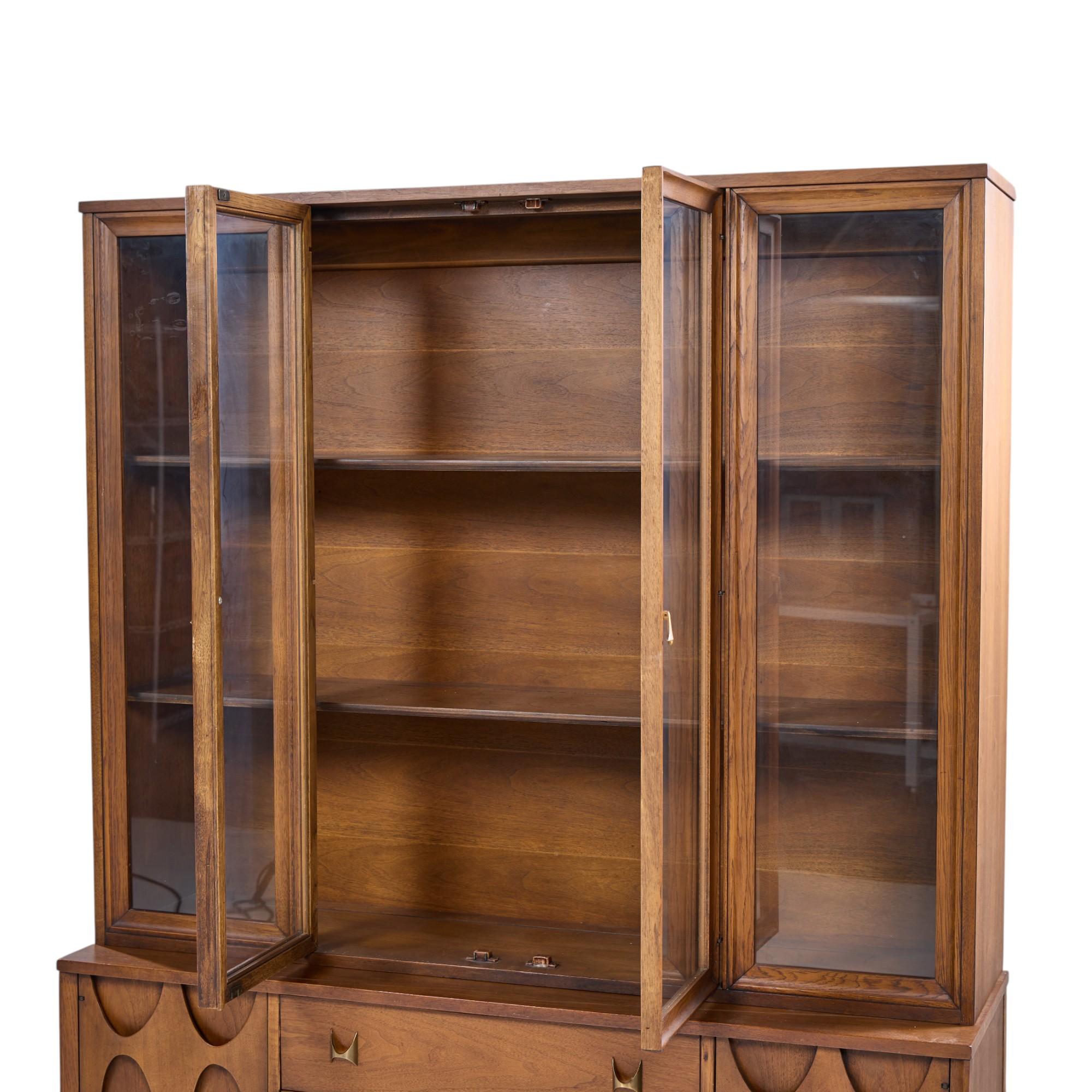 Broyhill Brasilia Mid Century Nussbaum und Messing Credenza und Hutch (Moderne der Mitte des Jahrhunderts) im Angebot