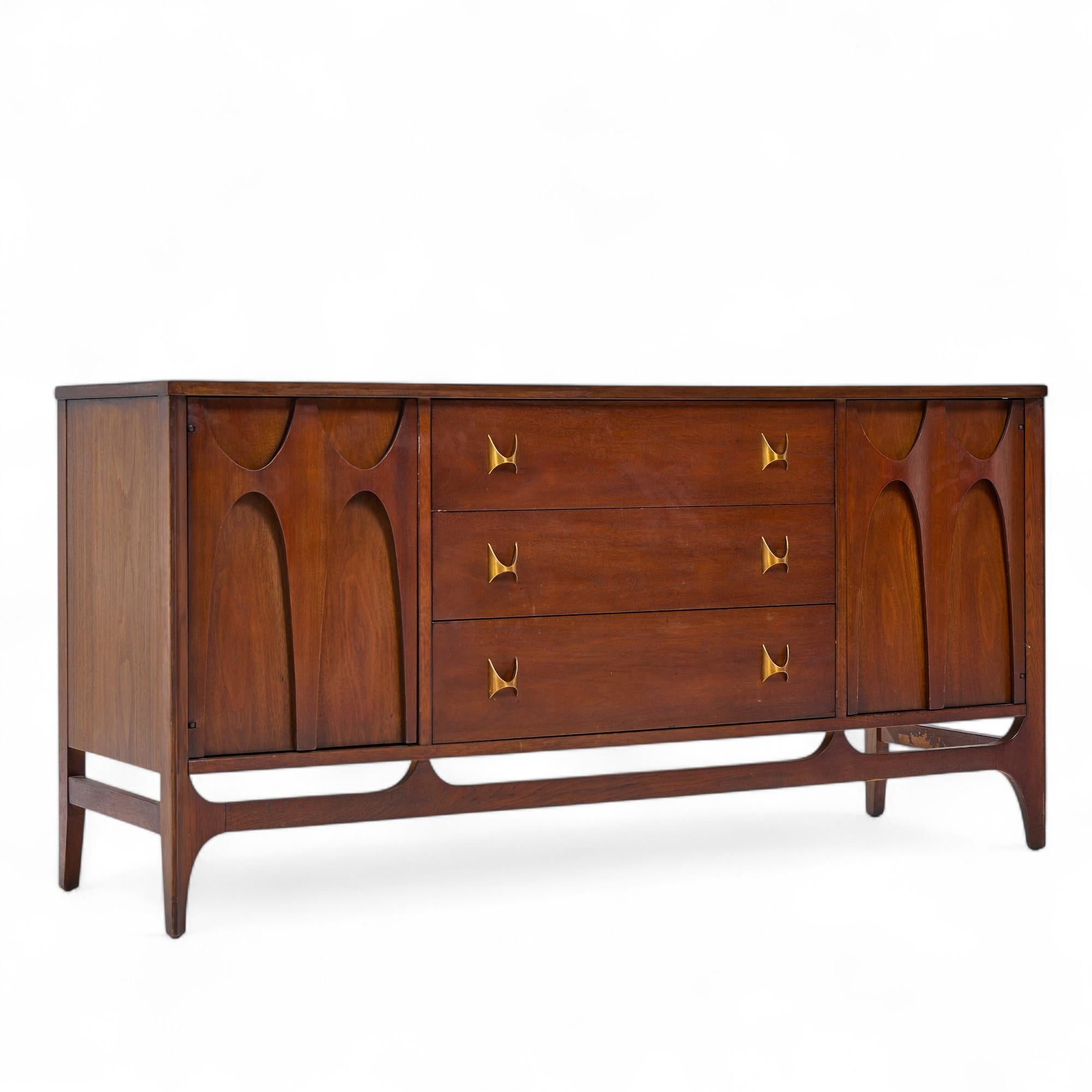 Broyhill Brasilia Mid Century Nussbaum und Messing Credenza und Hutch (amerikanisch) im Angebot