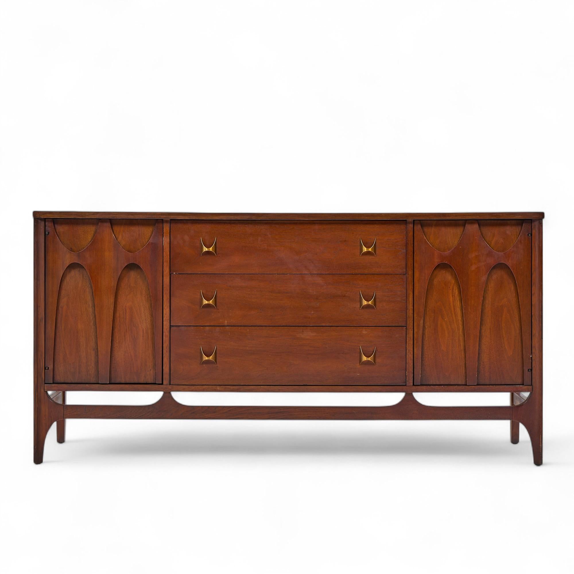 Broyhill Brasilia Mid Century Nussbaum und Messing Credenza und Hutch im Zustand „Gut“ im Angebot in Franklin Park, IL