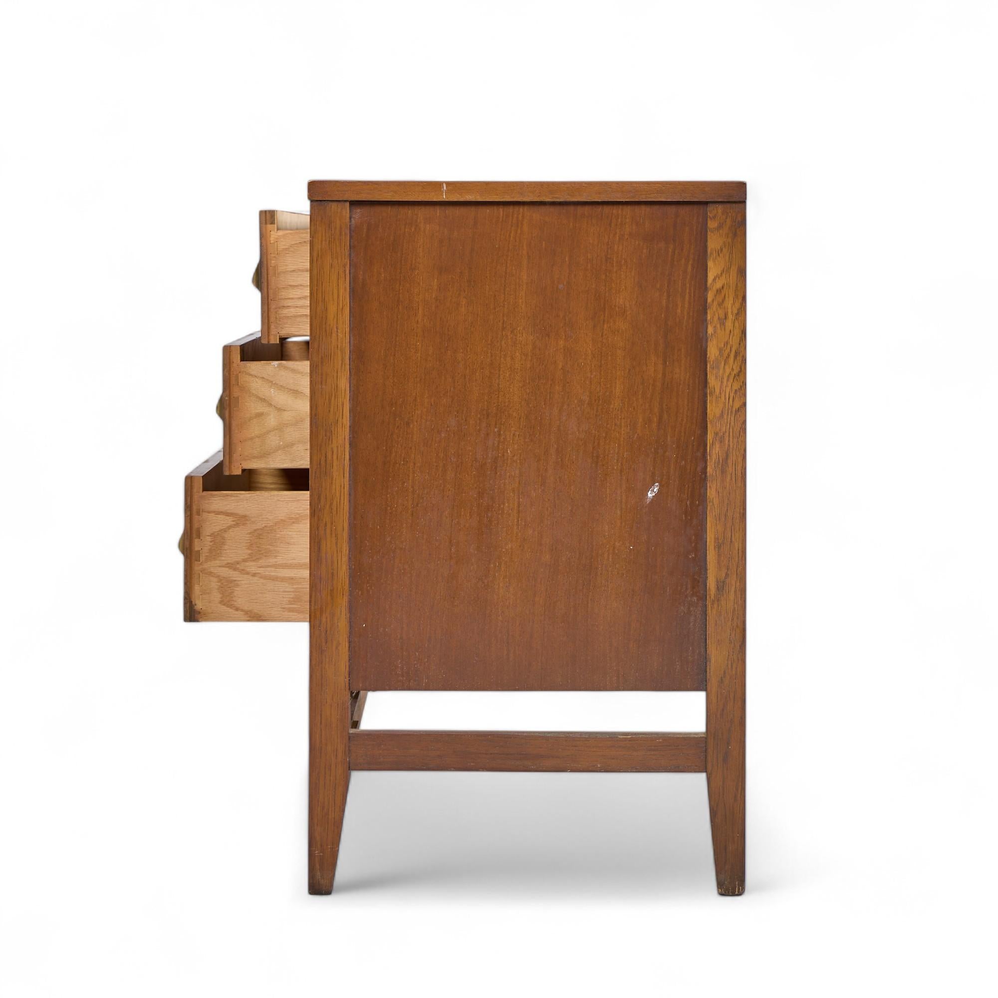 Broyhill Brasilia Mid Century Nussbaum und Messing Credenza und Hutch im Zustand „Gut“ im Angebot in Franklin Park, IL