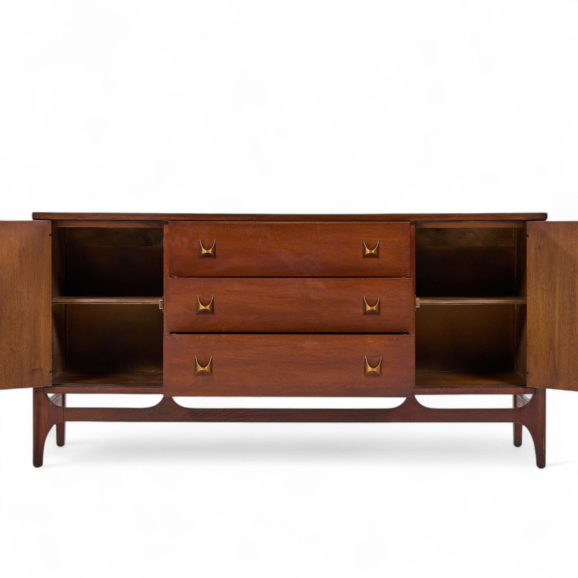 Broyhill Brasilia Mid Century Nussbaum und Messing Credenza und Hutch (20. Jahrhundert) im Angebot