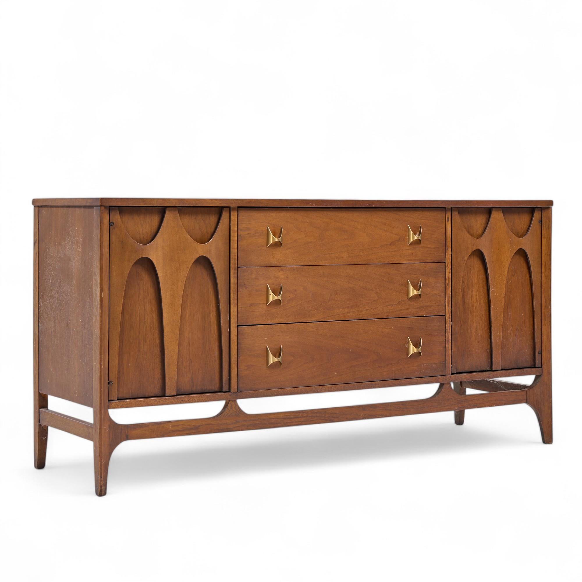 Broyhill Brasilia Mid Century Nussbaum und Messing Credenza und Hutch (20. Jahrhundert) im Angebot