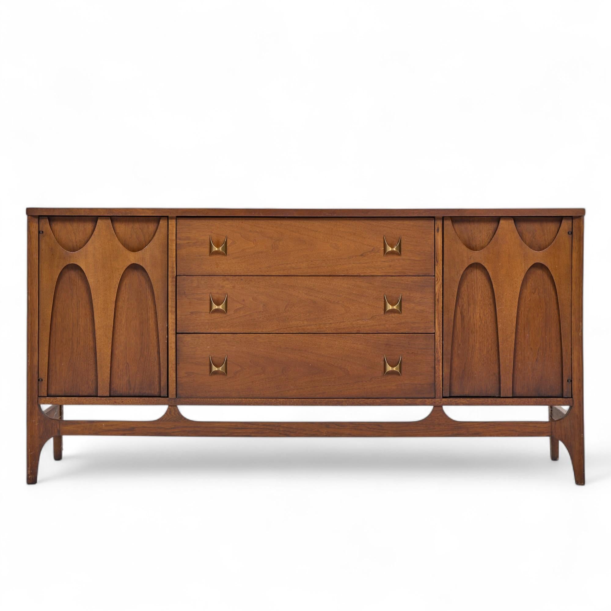 Broyhill Brasilia Mid Century Nussbaum und Messing Credenza und Hutch im Angebot 1