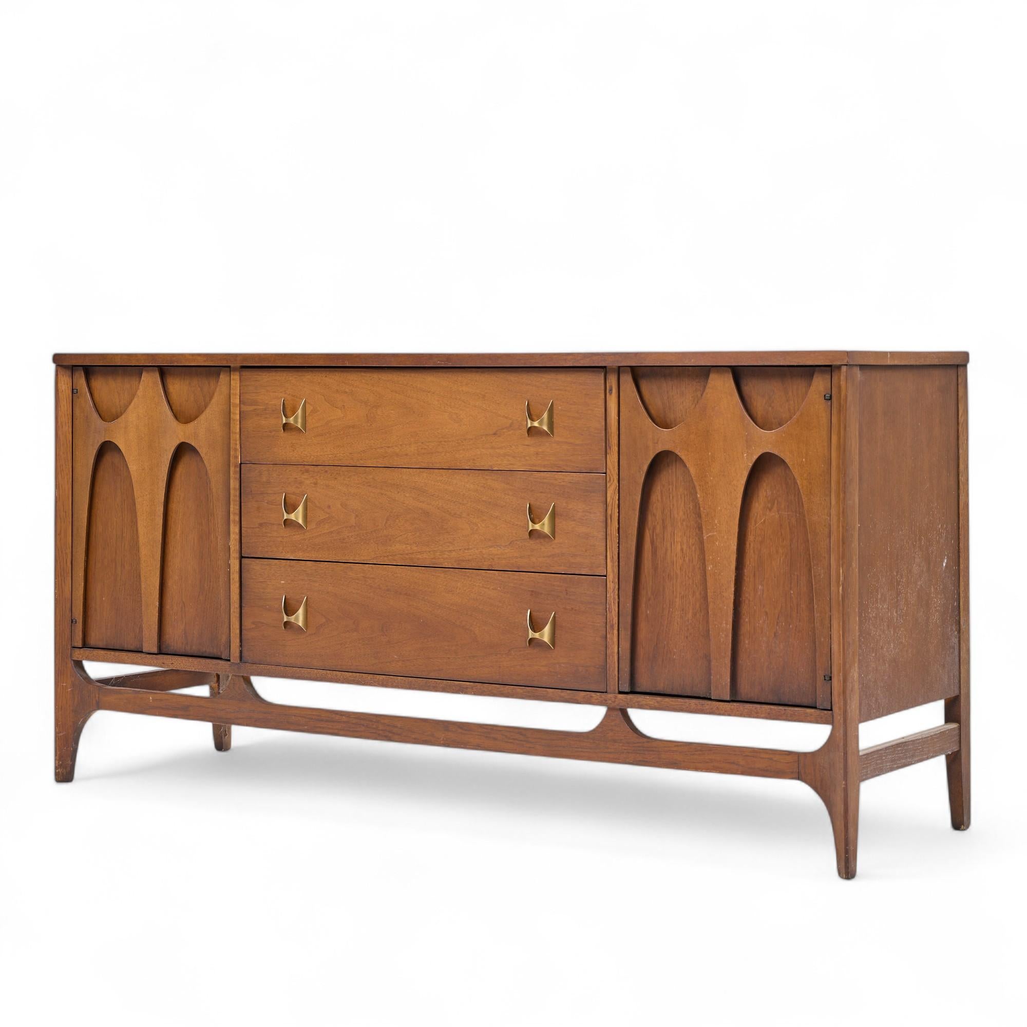 Broyhill Brasilia Mid Century Nussbaum und Messing Credenza und Hutch im Angebot 2