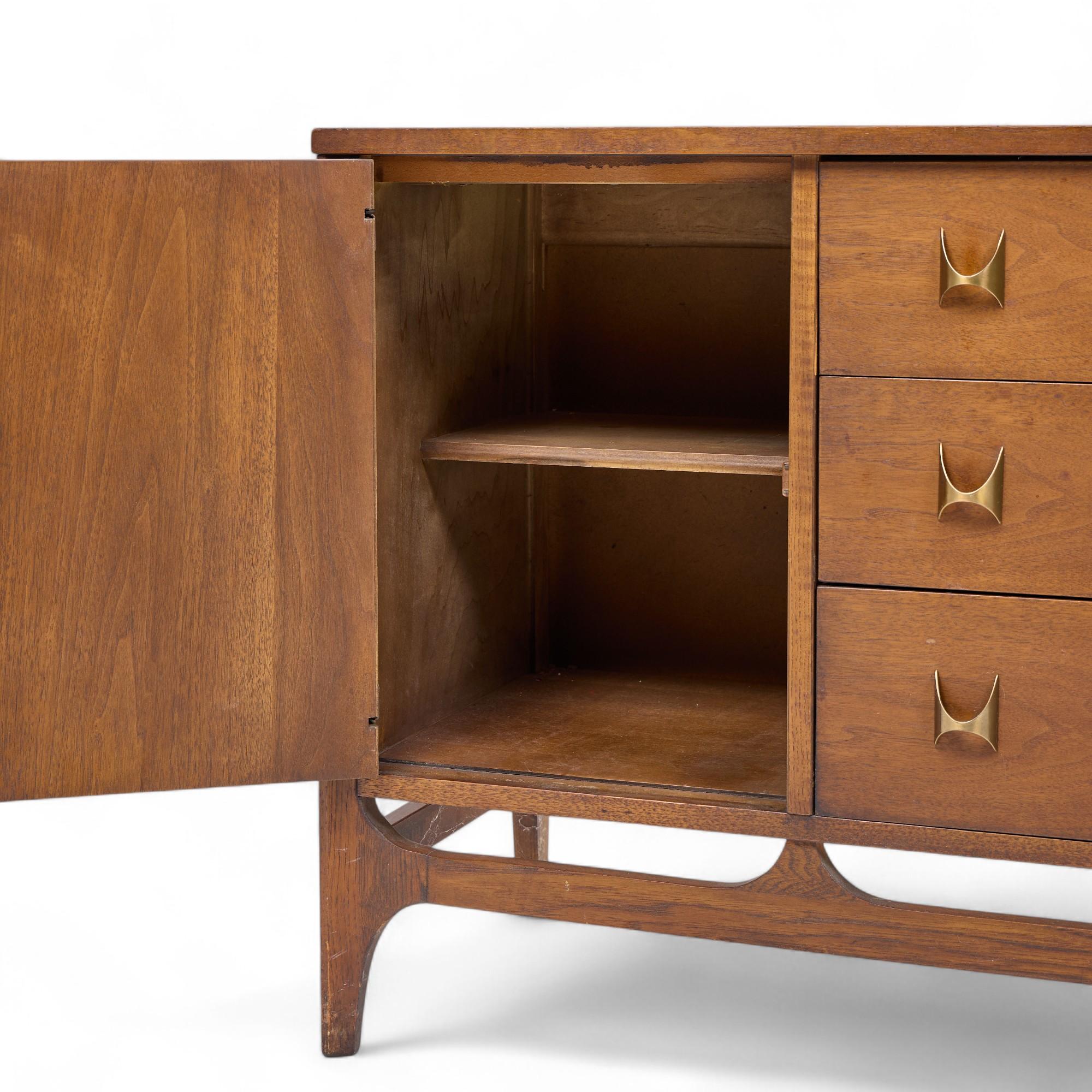 Broyhill Brasilia Mid Century Nussbaum und Messing Credenza und Hutch im Angebot 3