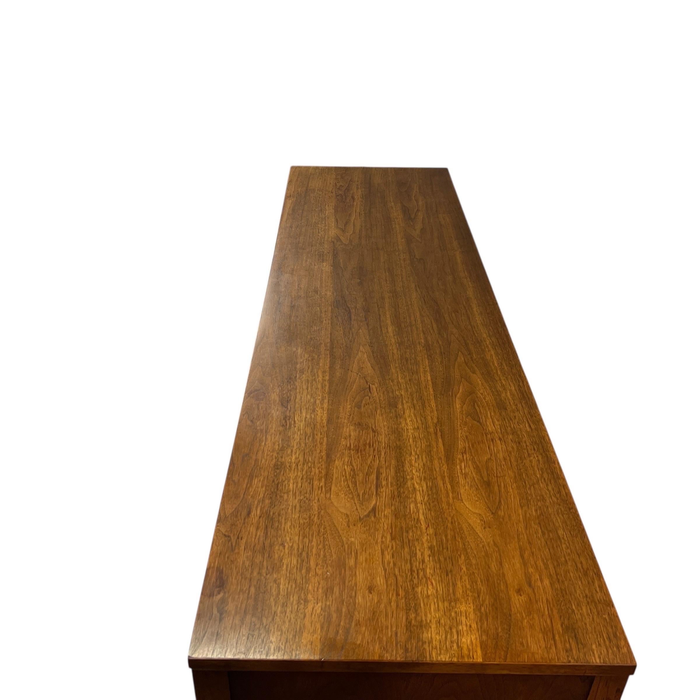 Broyhill Brasilia Credenza di metà secolo in noce e ottone in vendita 2