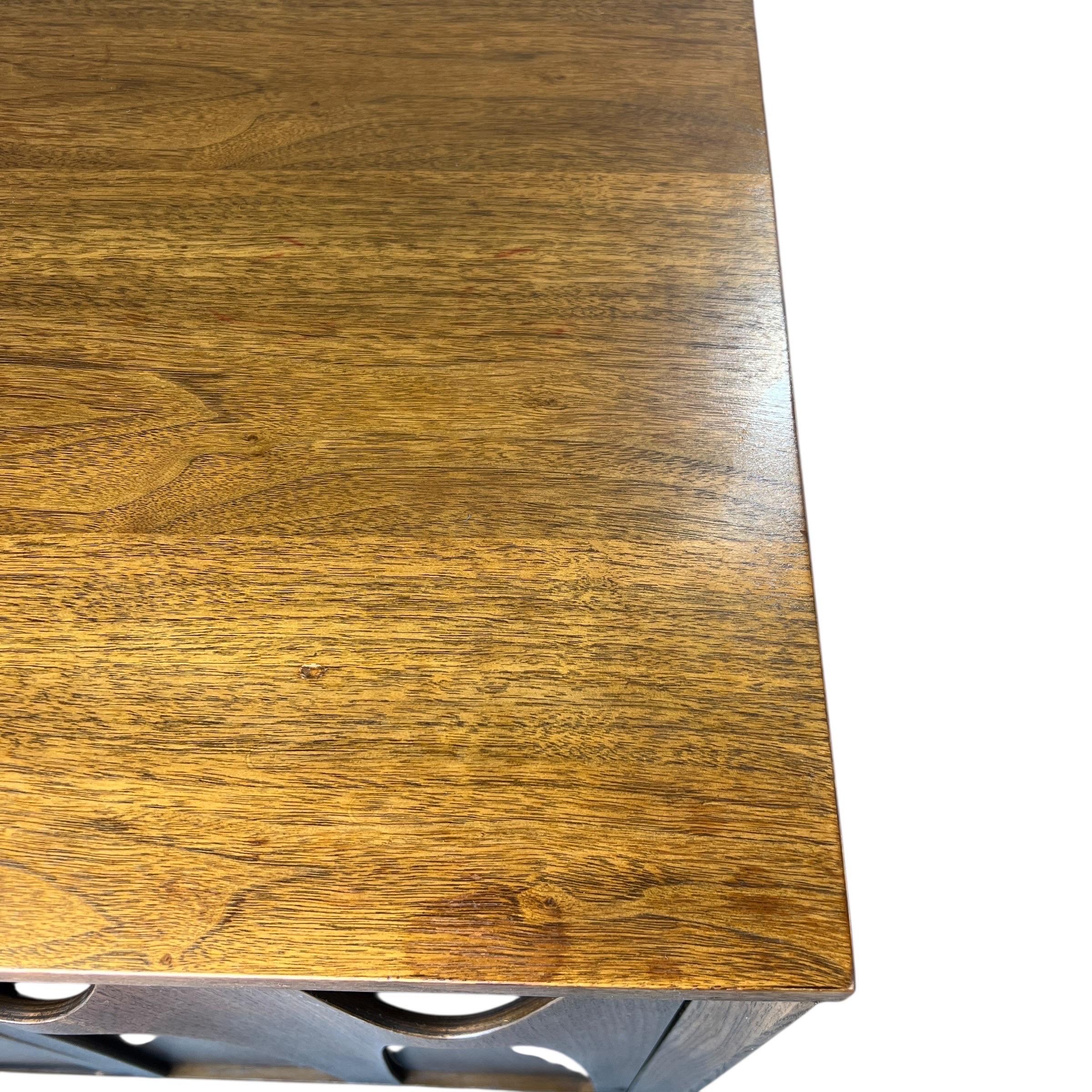 Broyhill Brasilia Credenza di metà secolo in noce e ottone in vendita 3
