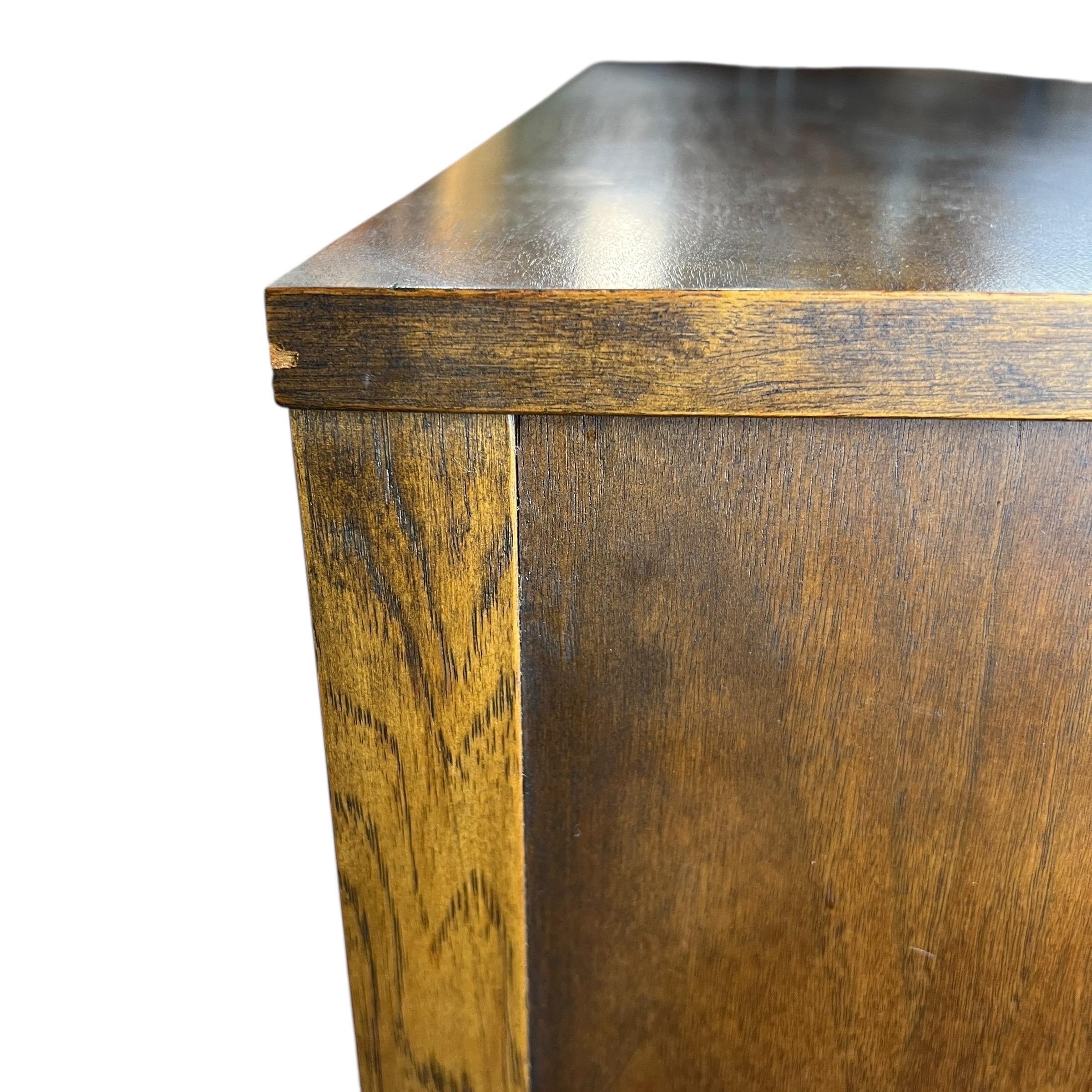 Broyhill Brasilia Credenza di metà secolo in noce e ottone in vendita 4
