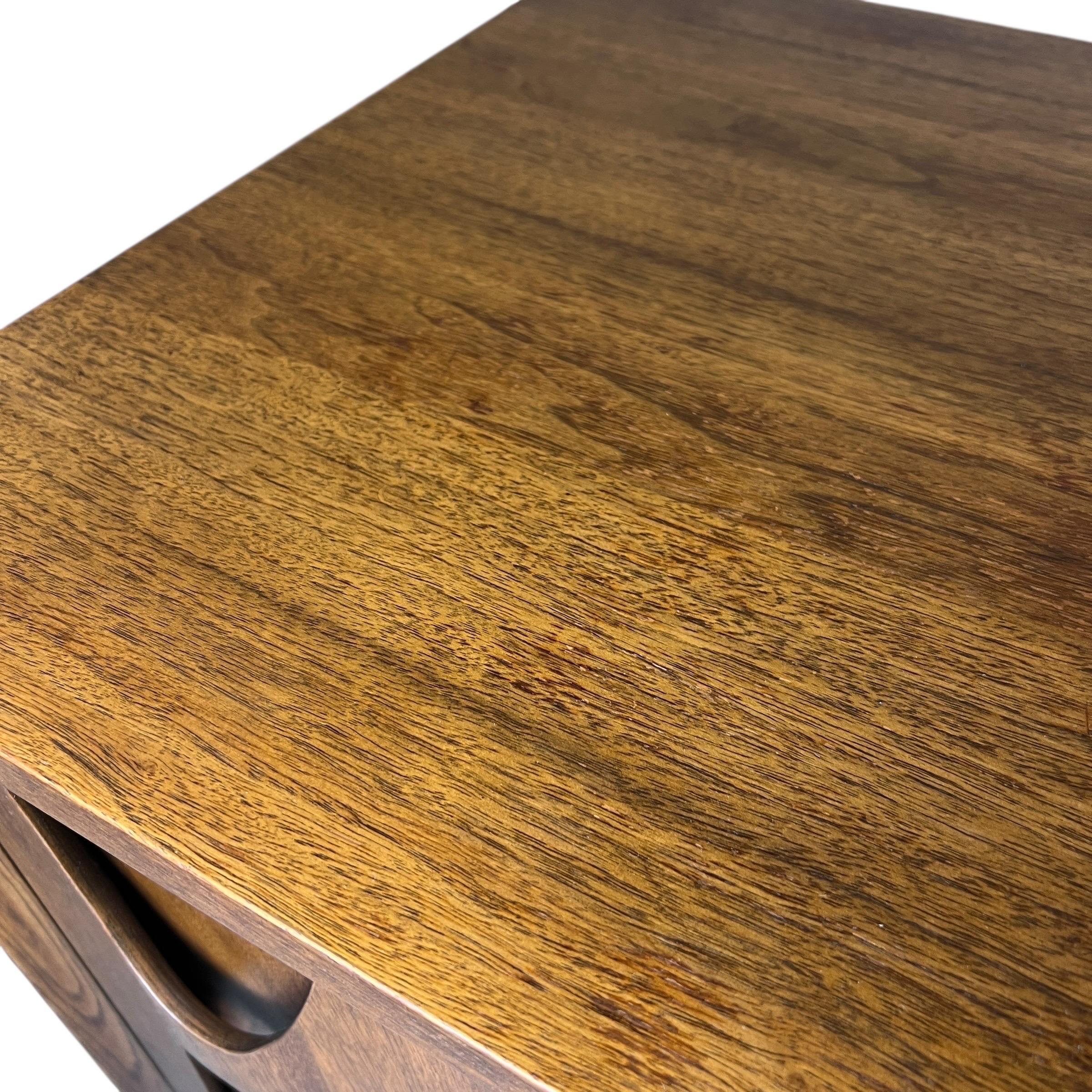 Broyhill Brasilia Credenza di metà secolo in noce e ottone in vendita 5