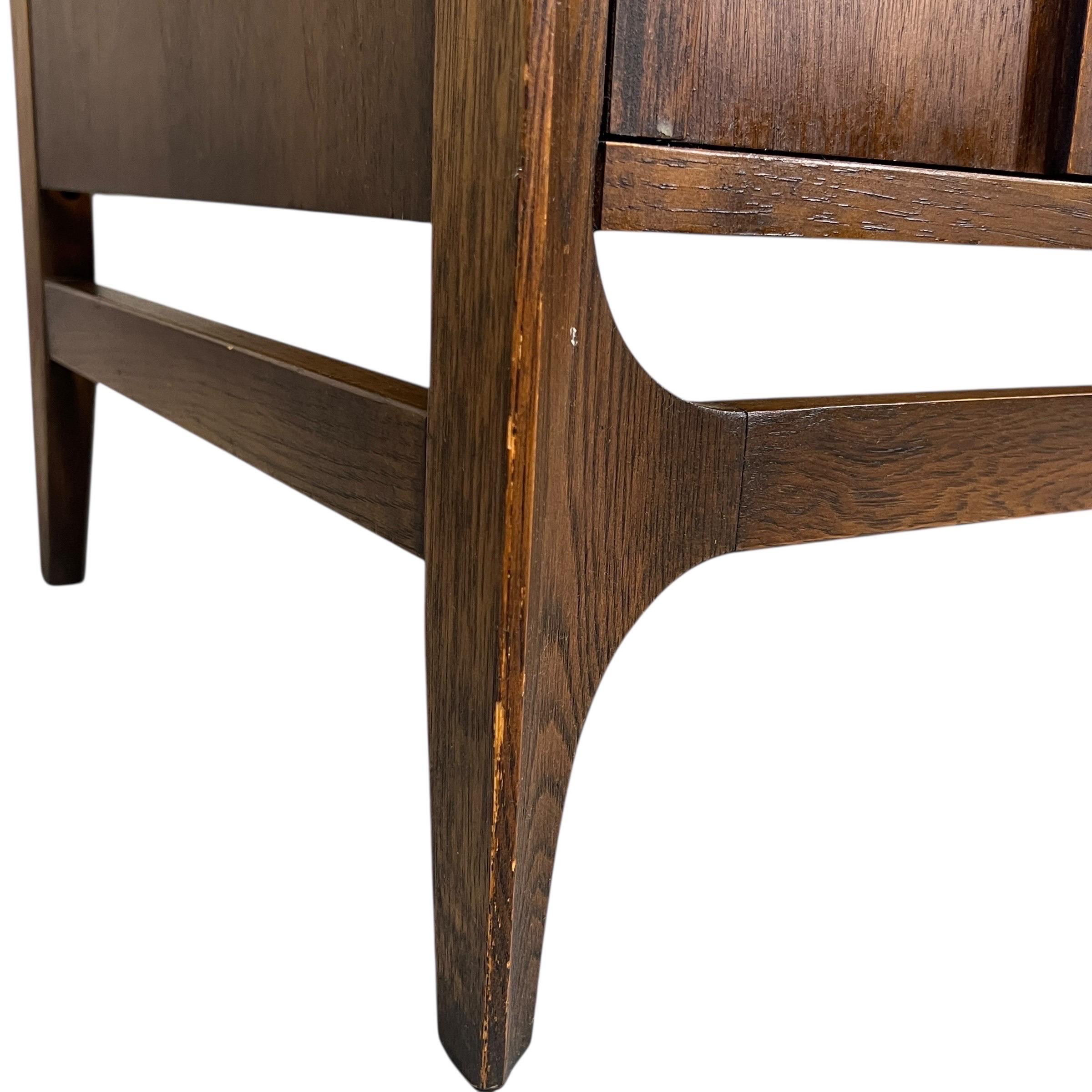 Broyhill Brasilia Credenza di metà secolo in noce e ottone in vendita 6