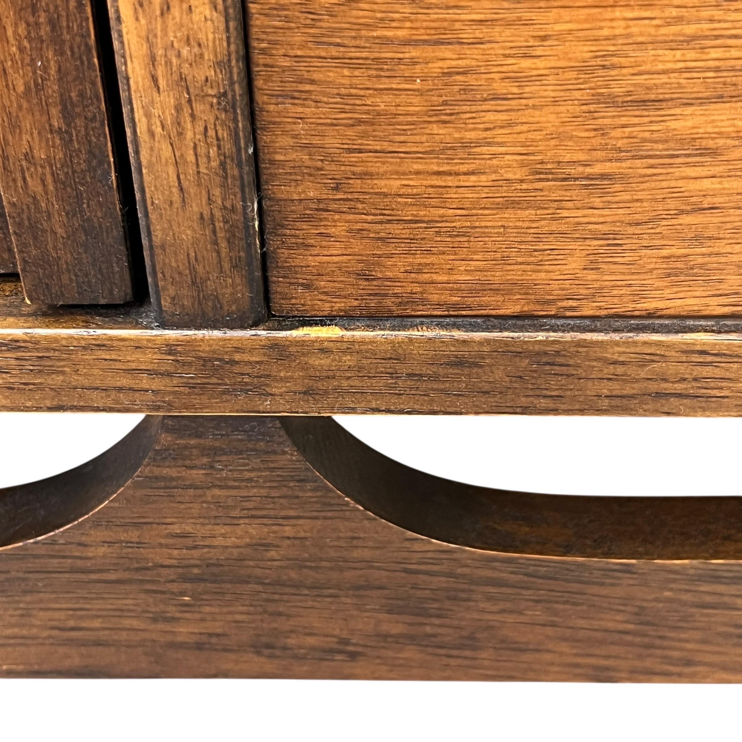 Broyhill Brasilia Credenza di metà secolo in noce e ottone in vendita 7