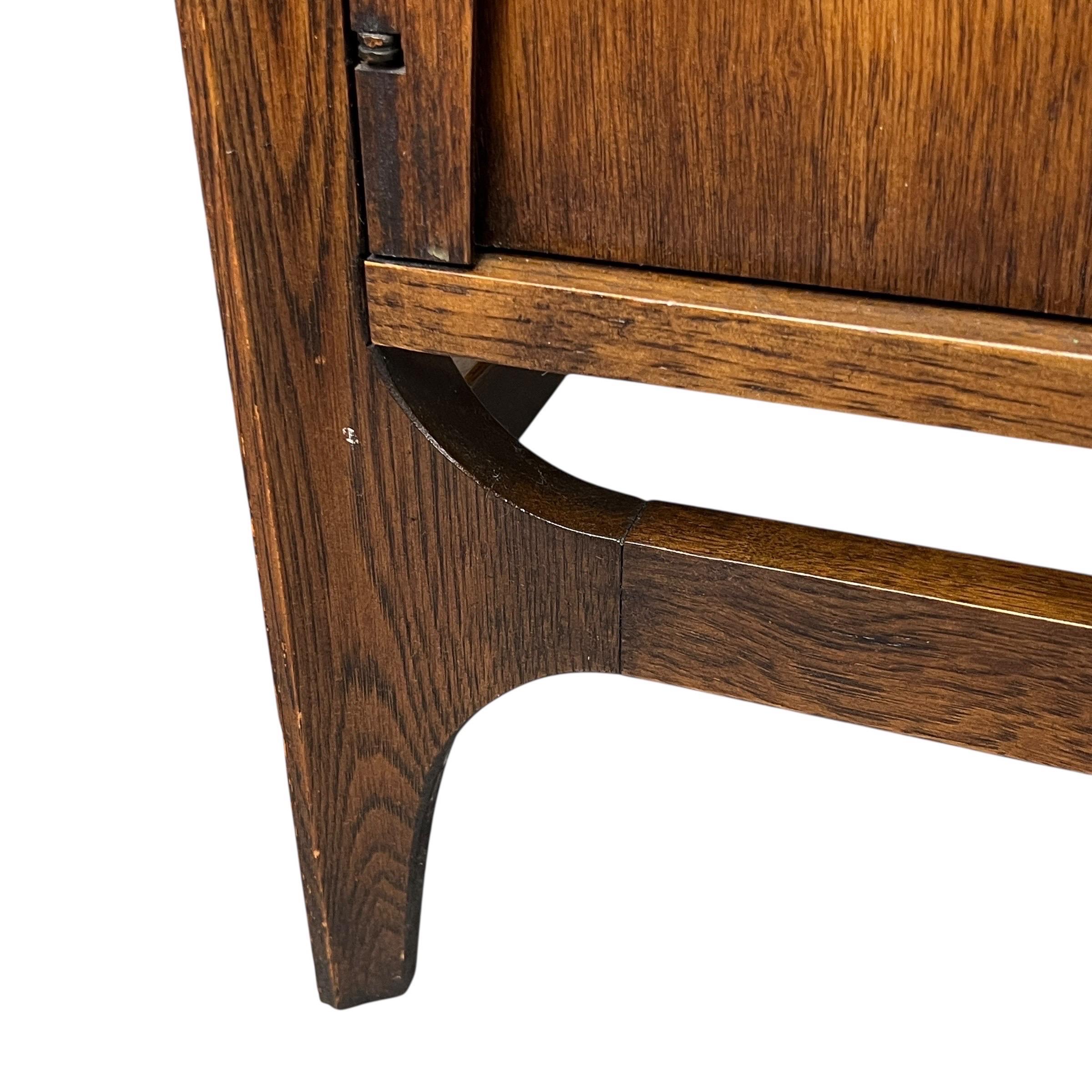 Broyhill Brasilia Credenza di metà secolo in noce e ottone in vendita 8