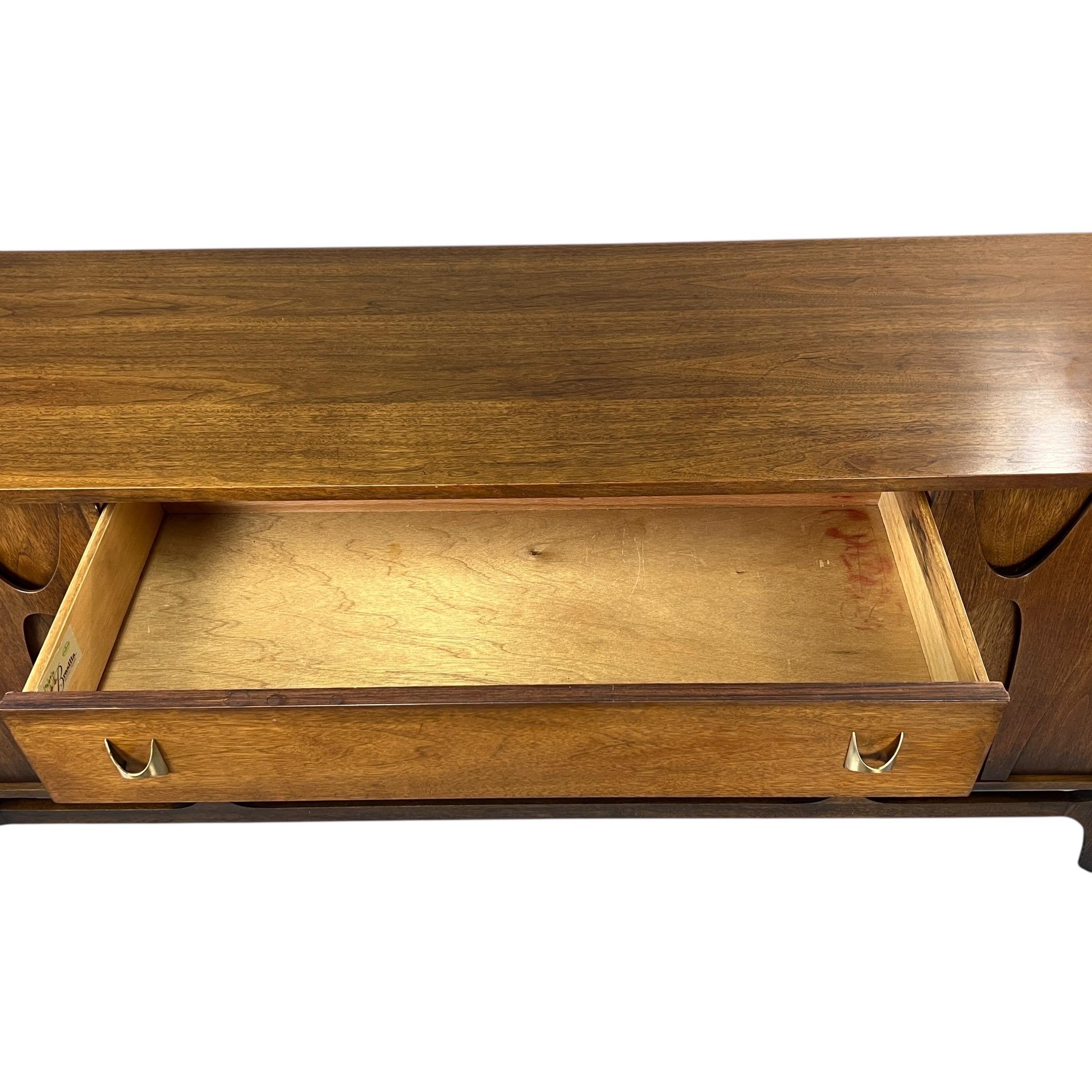 Broyhill Brasilia Credenza di metà secolo in noce e ottone in vendita 10