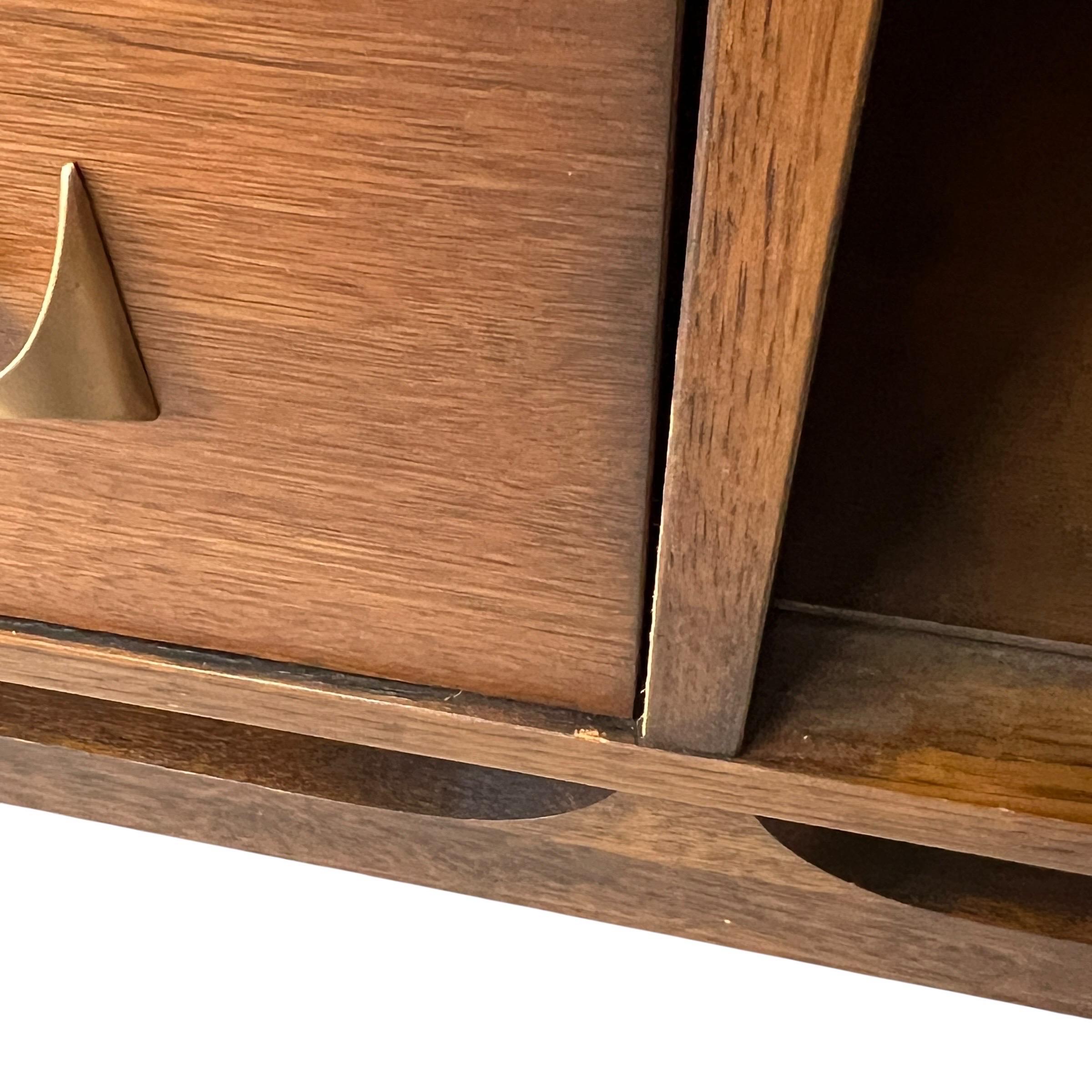 Broyhill Brasilia Credenza di metà secolo in noce e ottone in vendita 11