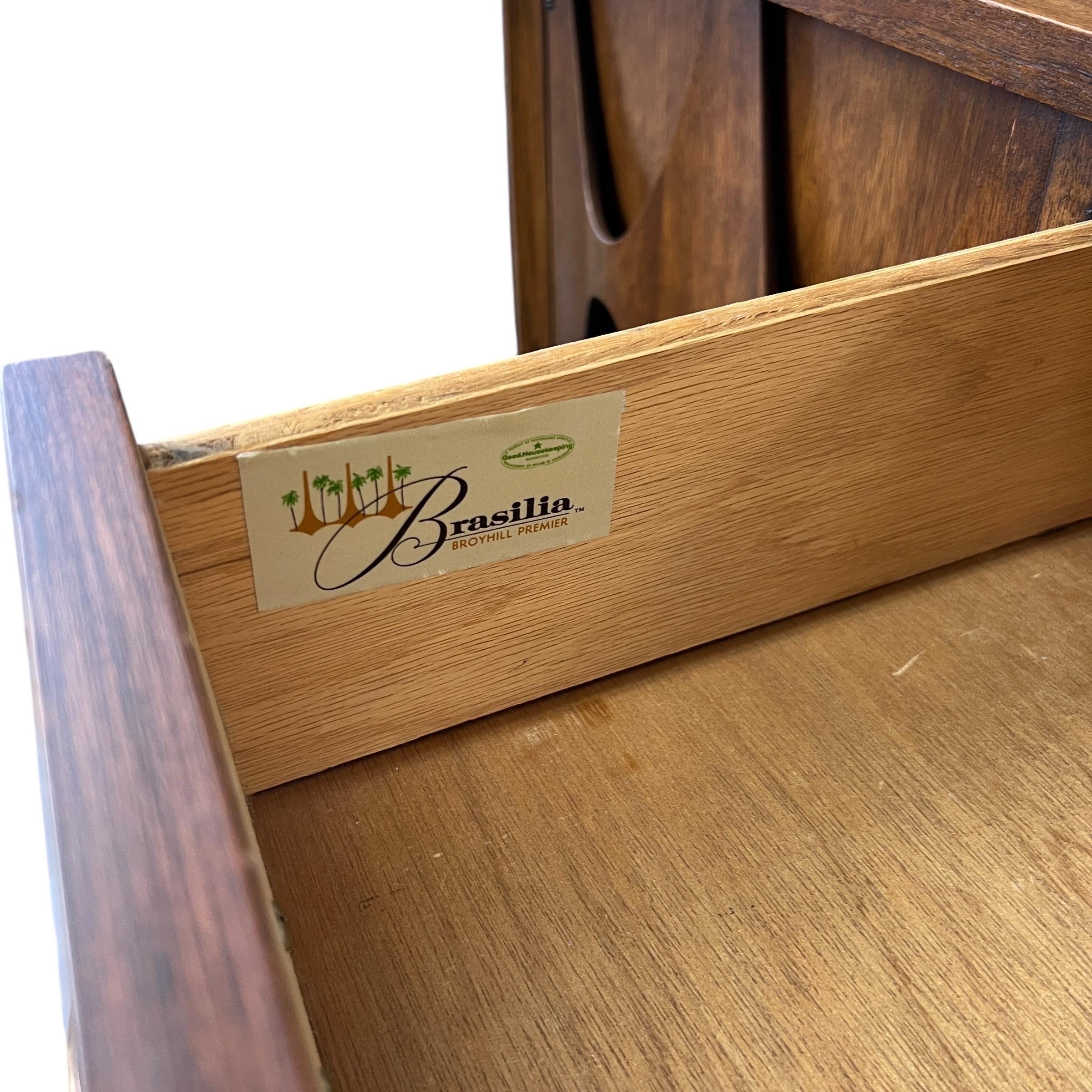 Mid-Century moderno Broyhill Brasilia Credenza di metà secolo in noce e ottone in vendita