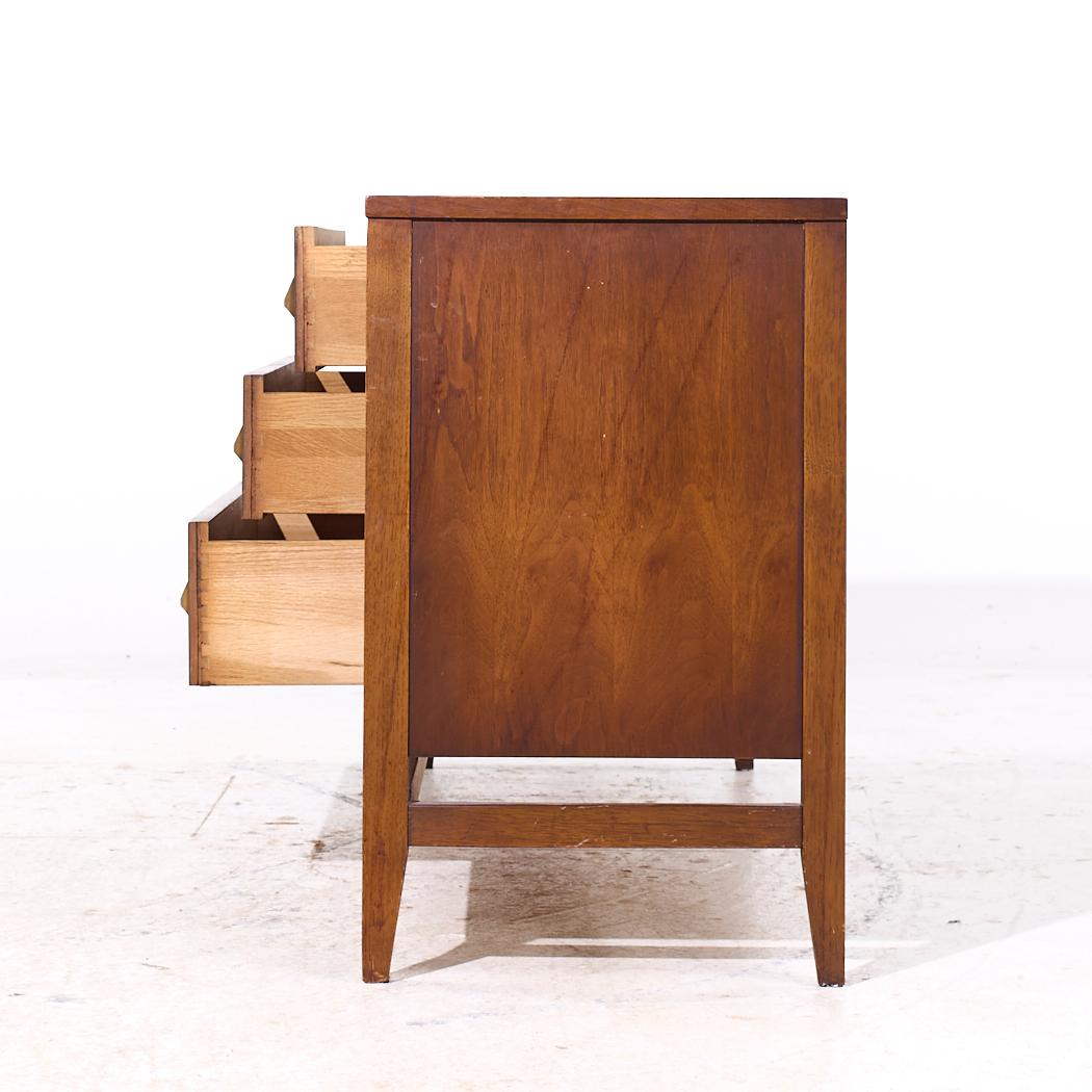 Broyhill Brasilia Mid Century Walnut and Brass Credenza In Good Condition For Sale In Countryside, IL