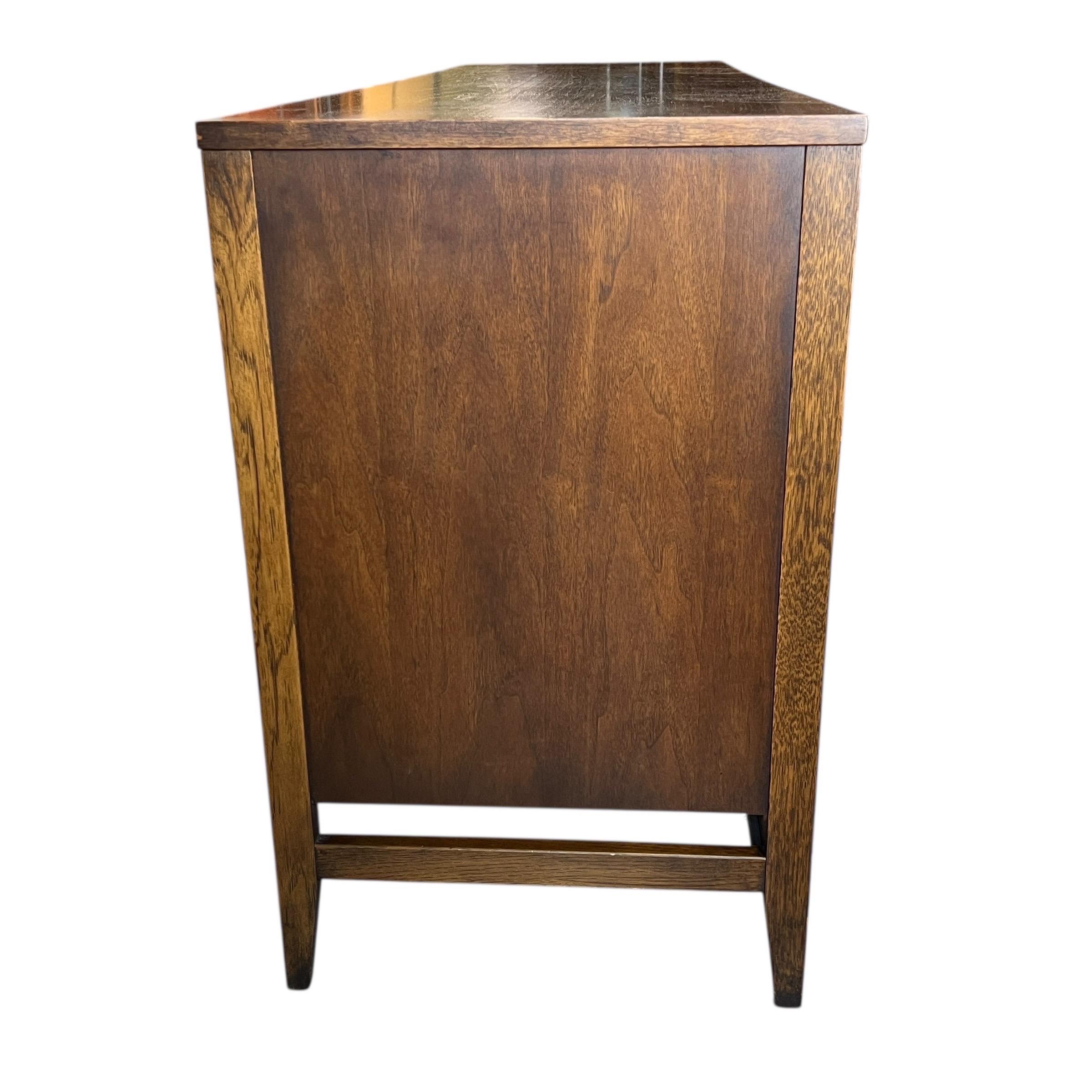 Altro Broyhill Brasilia Credenza di metà secolo in noce e ottone in vendita
