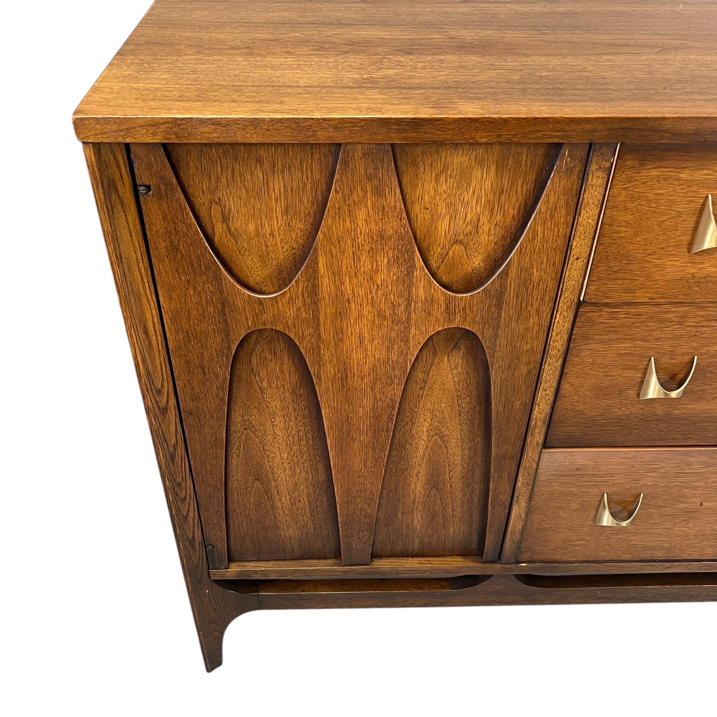 Broyhill Brasilia Credenza di metà secolo in noce e ottone In condizioni buone in vendita a Esperance, NY