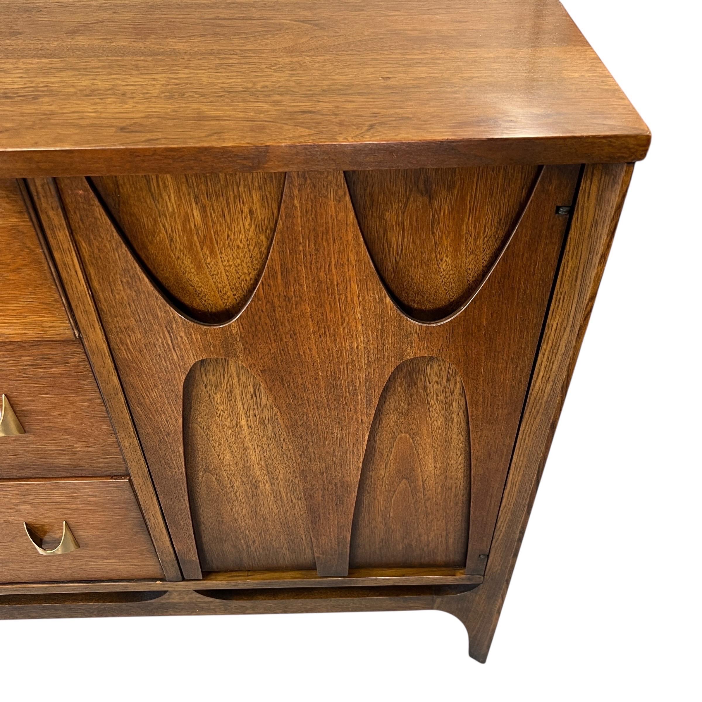 Metà XX secolo Broyhill Brasilia Credenza di metà secolo in noce e ottone in vendita