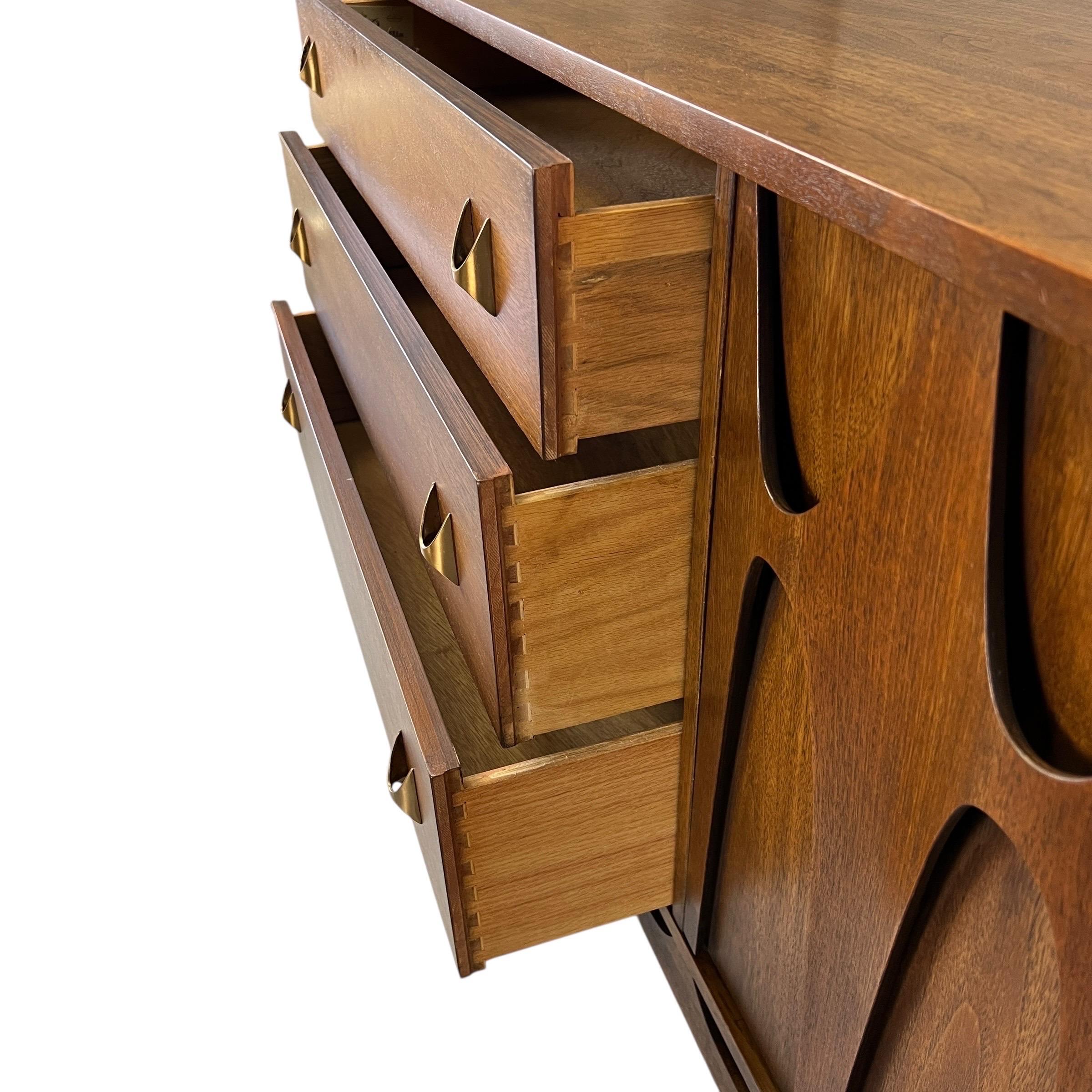 Noce Broyhill Brasilia Credenza di metà secolo in noce e ottone in vendita