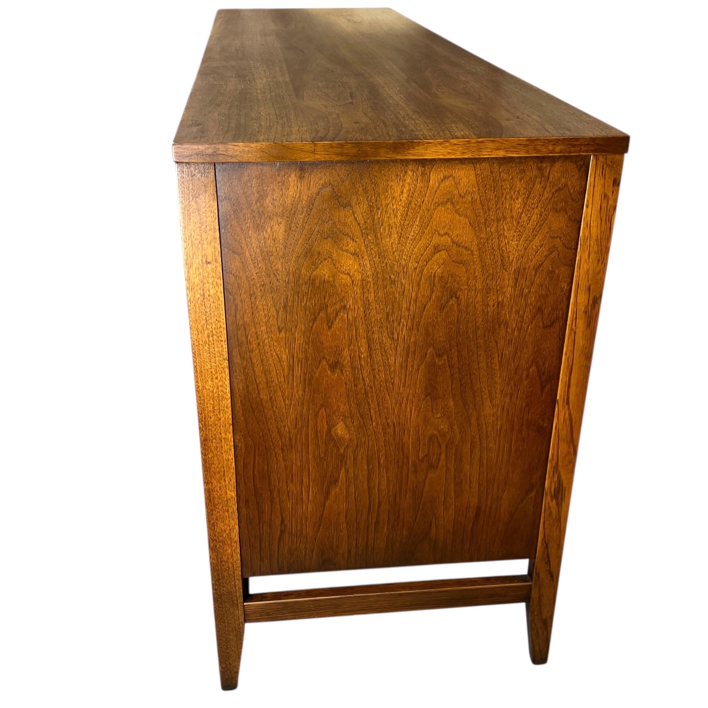 Broyhill Brasilia Credenza di metà secolo in noce e ottone in vendita 1