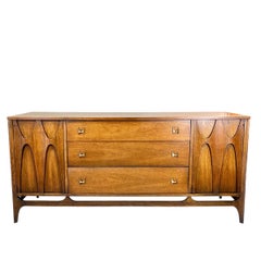 Broyhill Brasilia Credenza di metà secolo in noce e ottone