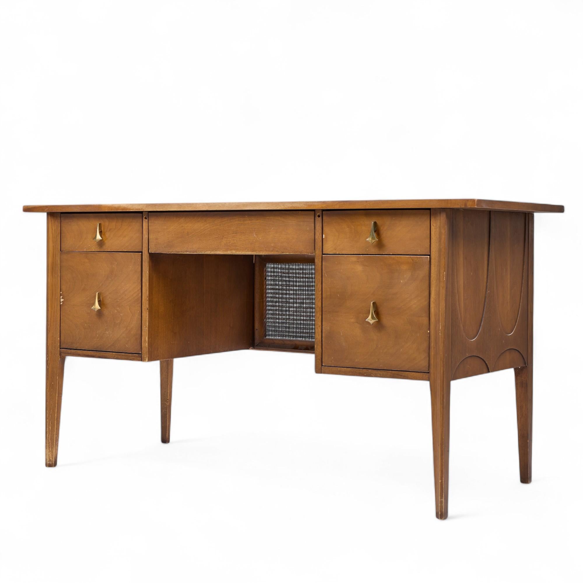 Mid-Century moderno Broyhill Brasilia, scrivania in noce e ottone del Medioevo in vendita
